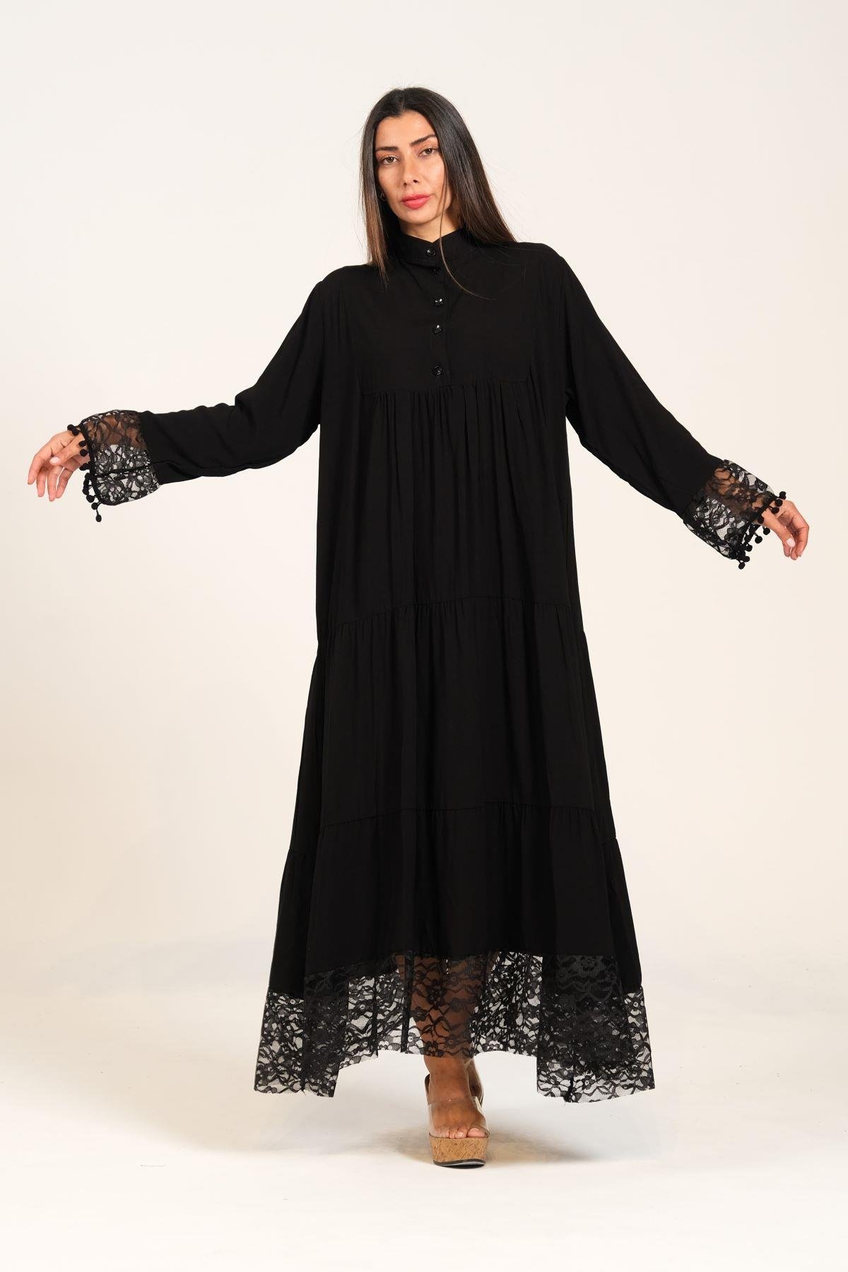 Siyah Kolları ve Eteği Dantelli Önü Düğmeli Eteği Kat Kat Uzun Elbise