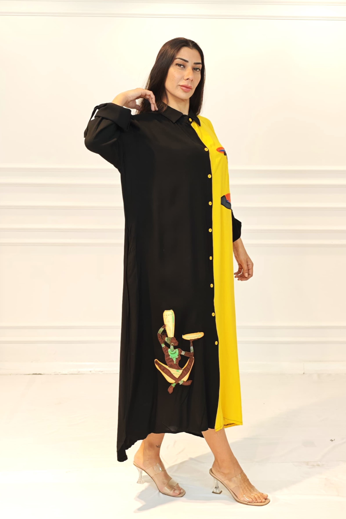 Siyah Sarı Renk Bloklu Aplike Nakışlı Cepli  Uzun Gömlek Elbise