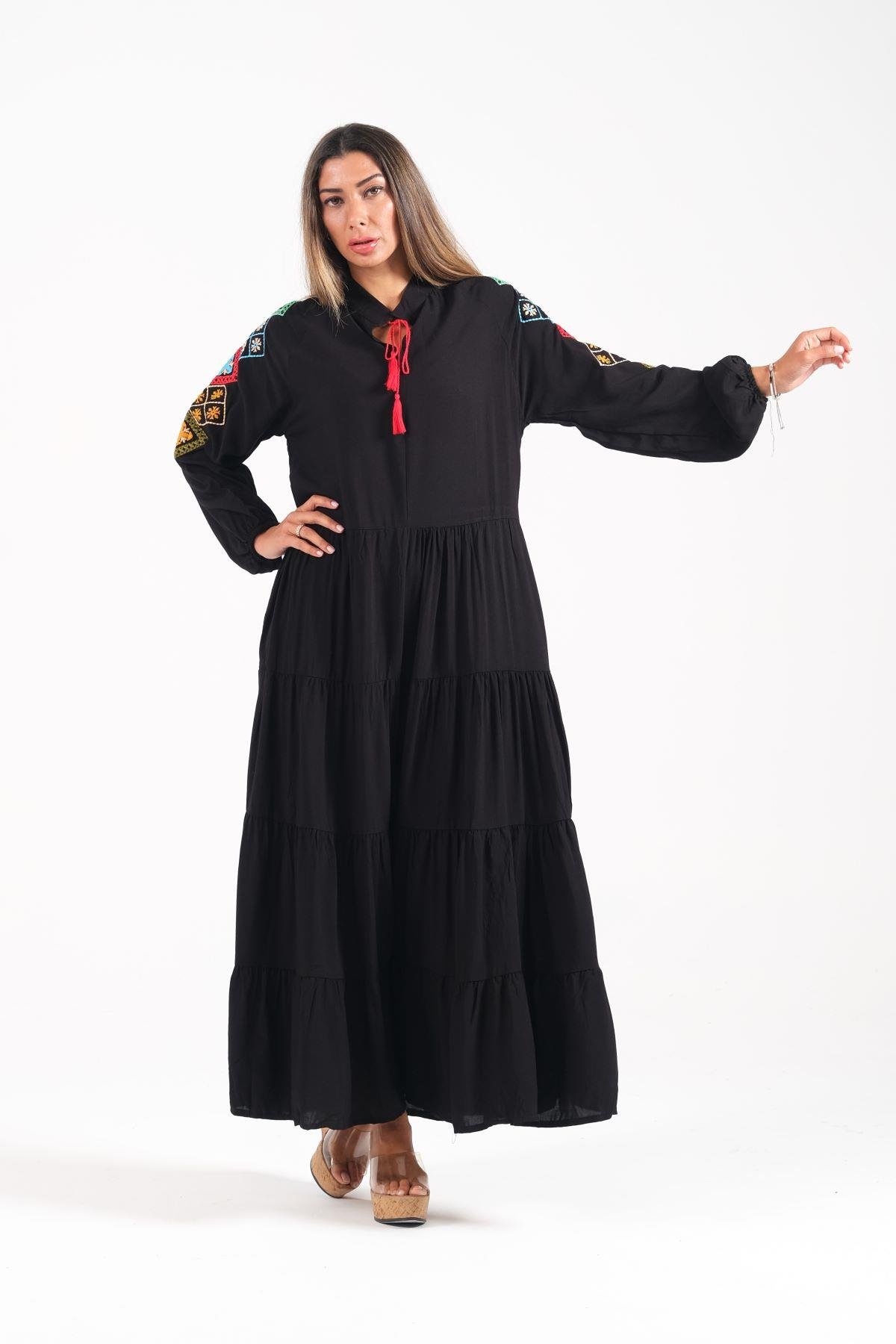 Siyah Sıfır Yaka Kolları Nakışlı Eteği Kat Kat Uzun Elbise