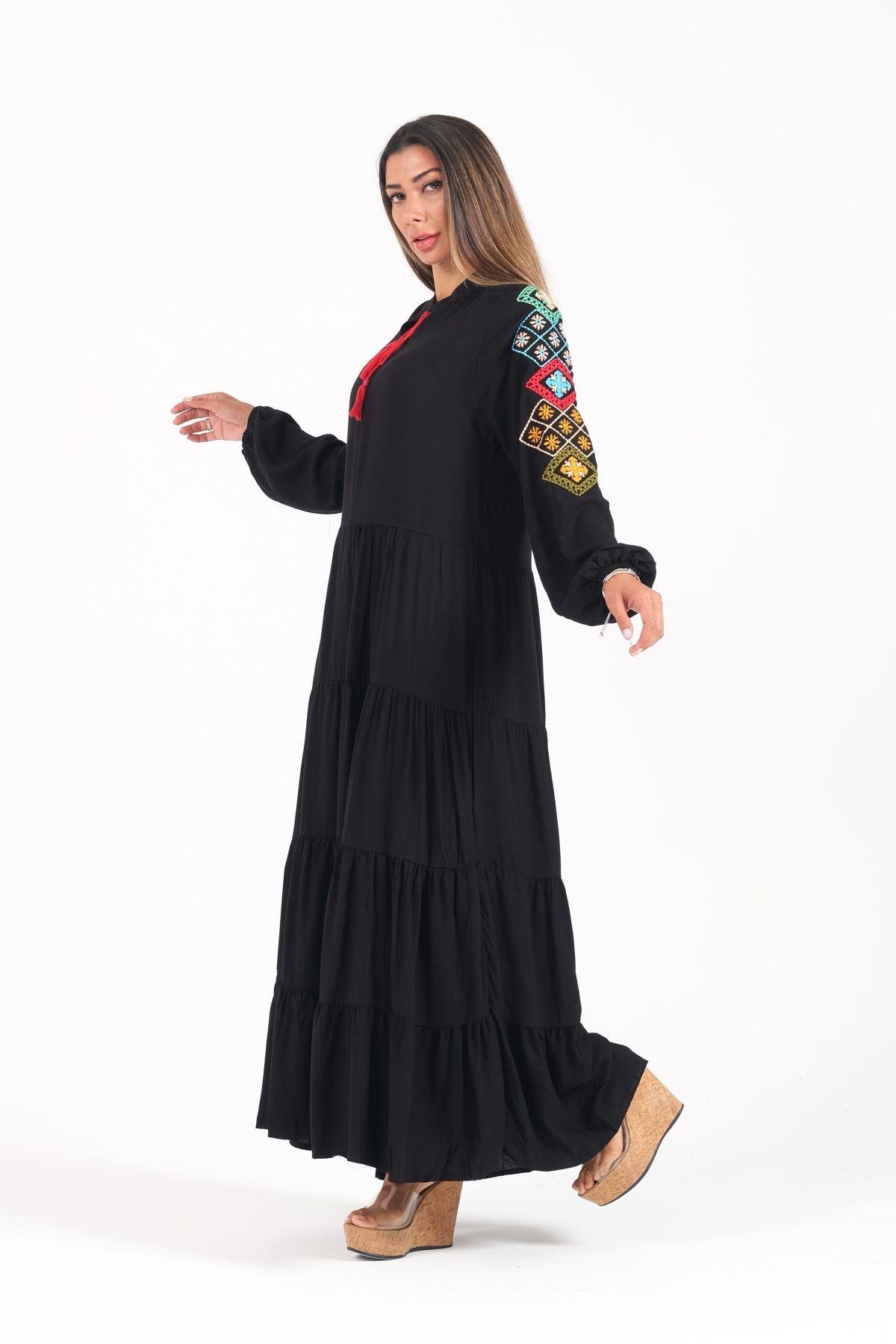 Siyah Sıfır Yaka Kolları Nakışlı Eteği Kat Kat Uzun Elbise