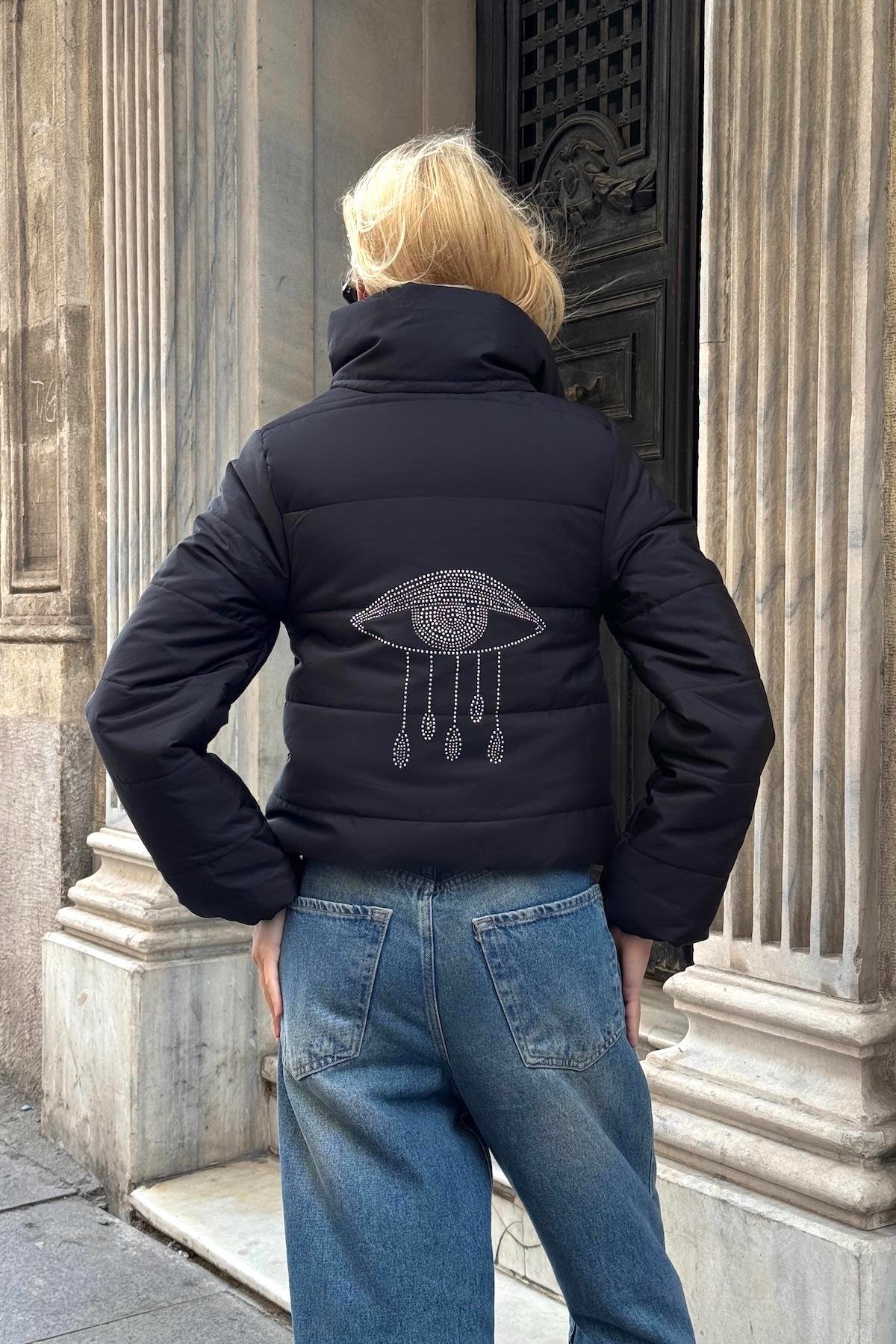 Siyah Sırtı Taş Baskılı Dik Yaka Kısa Şişme Mont