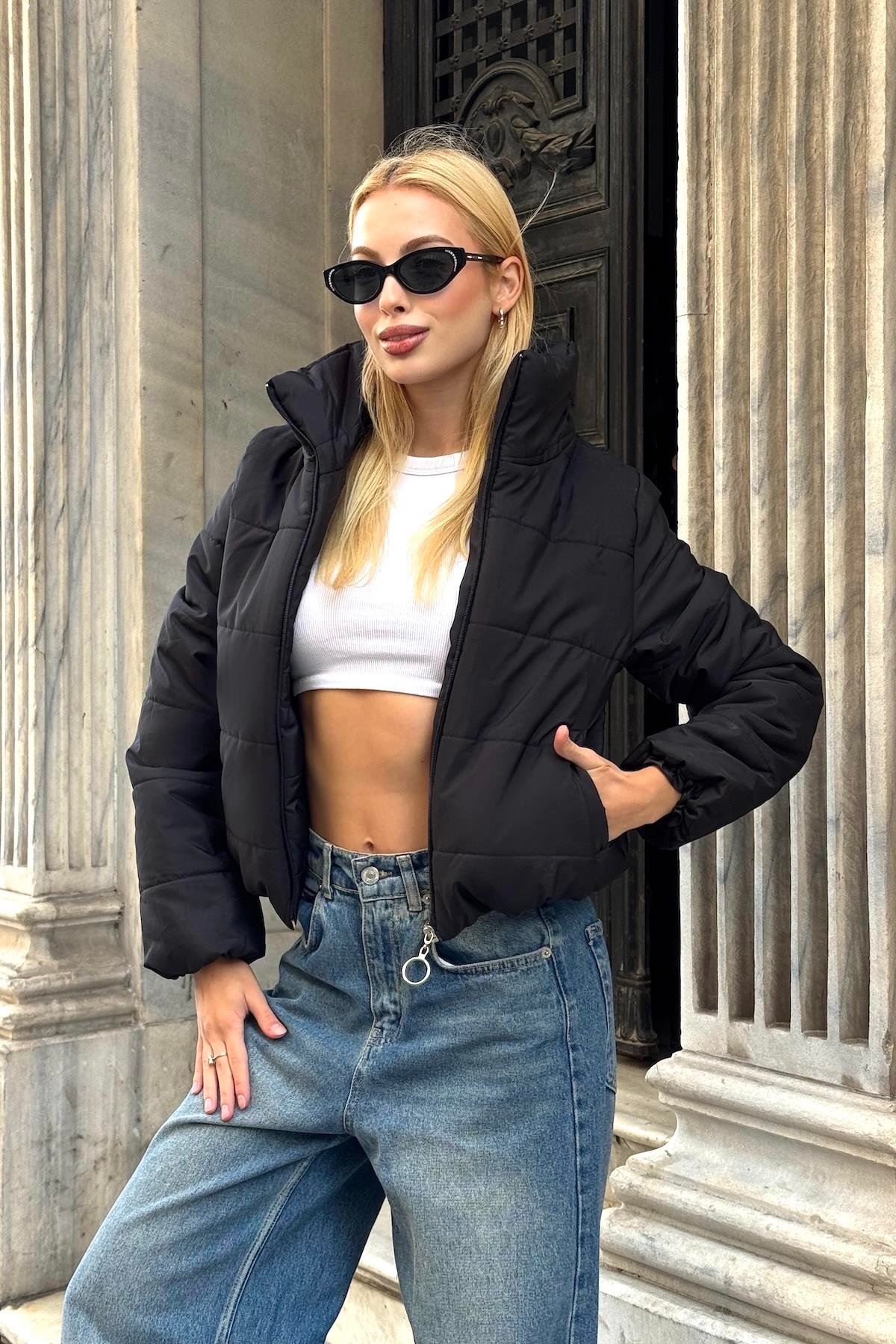 Siyah Sırtı Taş Baskılı Dik Yaka Kısa Şişme Mont