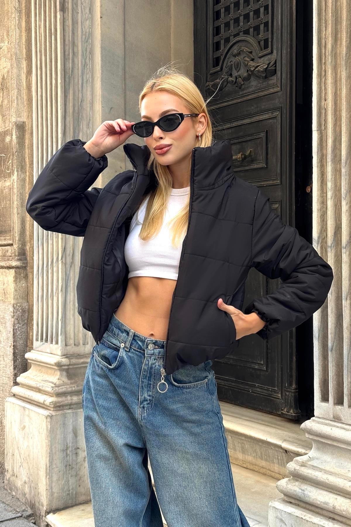 Siyah Sırtı Taş Baskılı Dik Yaka Kısa Şişme Mont