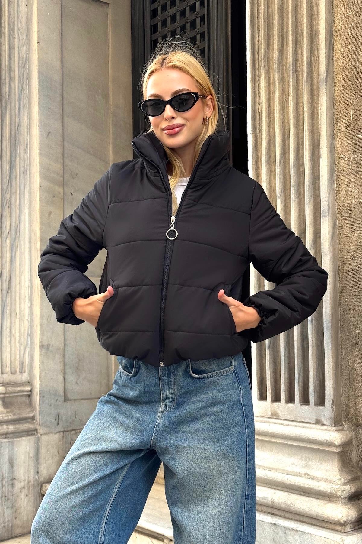 Siyah Sırtı Taş Baskılı Dik Yaka Kısa Şişme Mont