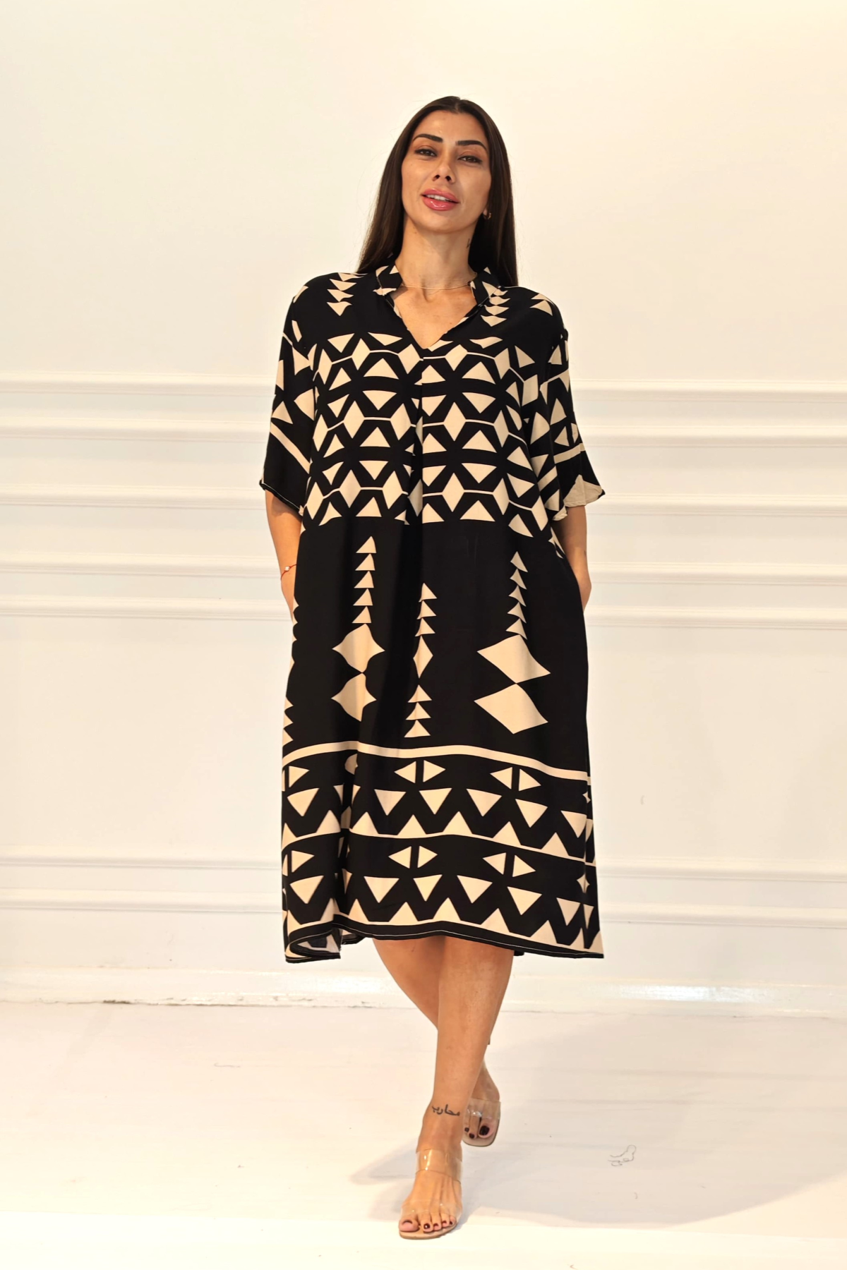 Siyah V Yaka Desenli Cepli Midi Elbise