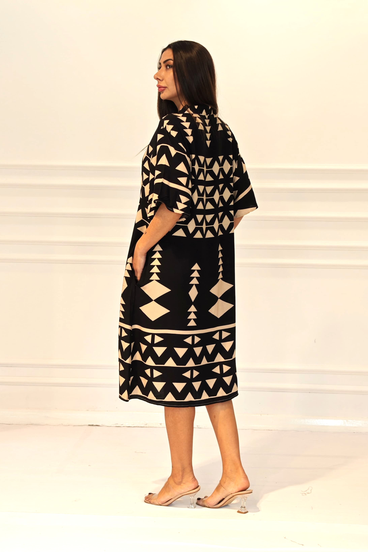 Siyah V Yaka Desenli Cepli Midi Elbise