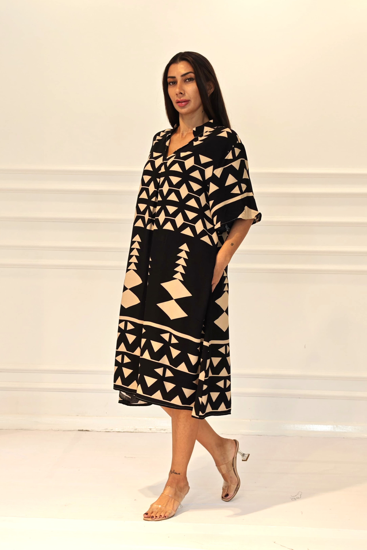 Siyah V Yaka Desenli Cepli Midi Elbise