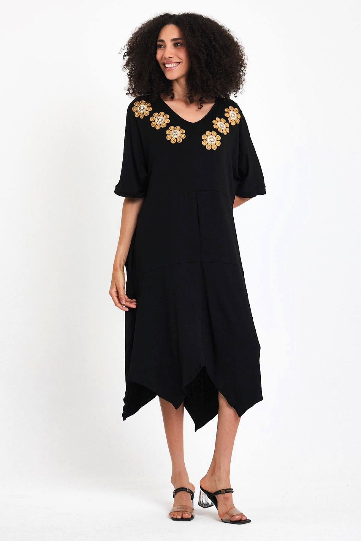 Siyah V Yaka Kısa Kollu Yakası Çiçek Nakışlı Cepli Asimetrik Midi Penye Elbise