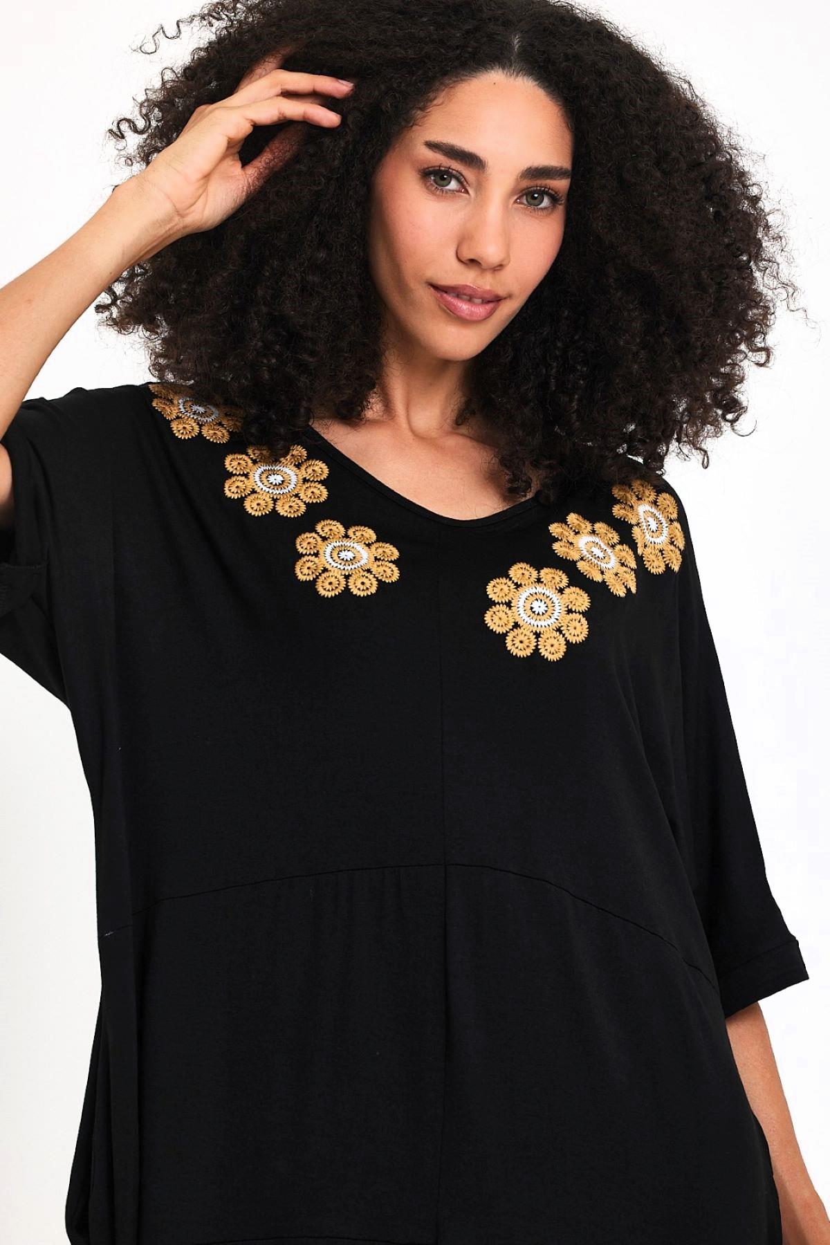 Siyah V Yaka Kısa Kollu Yakası Çiçek Nakışlı Cepli Asimetrik Midi Penye Elbise