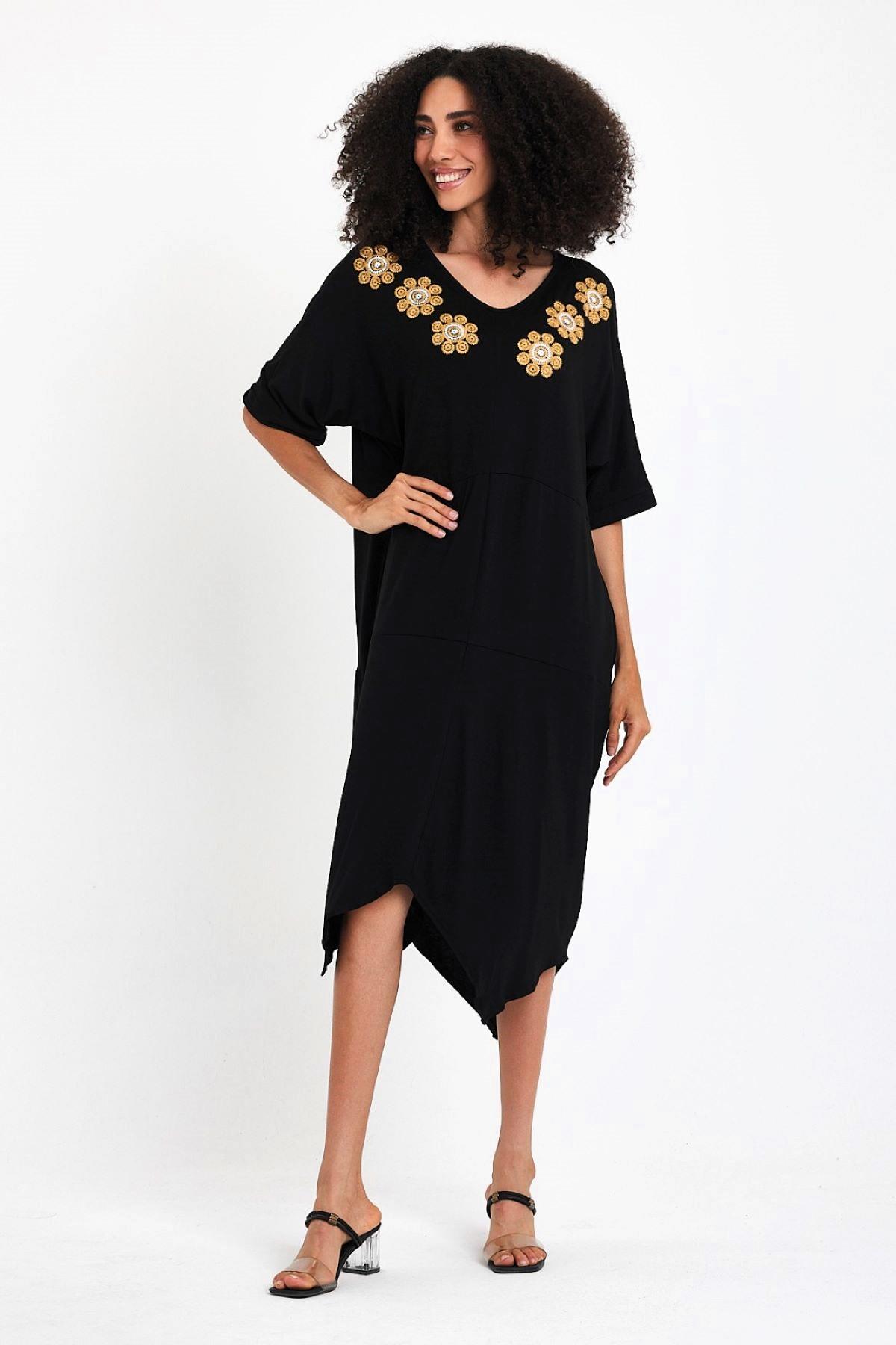 Siyah V Yaka Kısa Kollu Yakası Çiçek Nakışlı Cepli Asimetrik Midi Penye Elbise