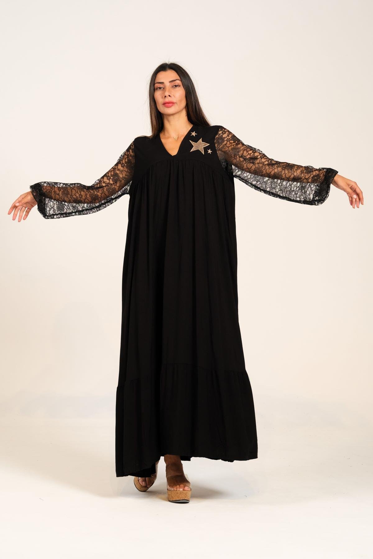 Siyah V Yaka Kolları Dantel Yakası Aplike Nakışlı Uzun Elbise