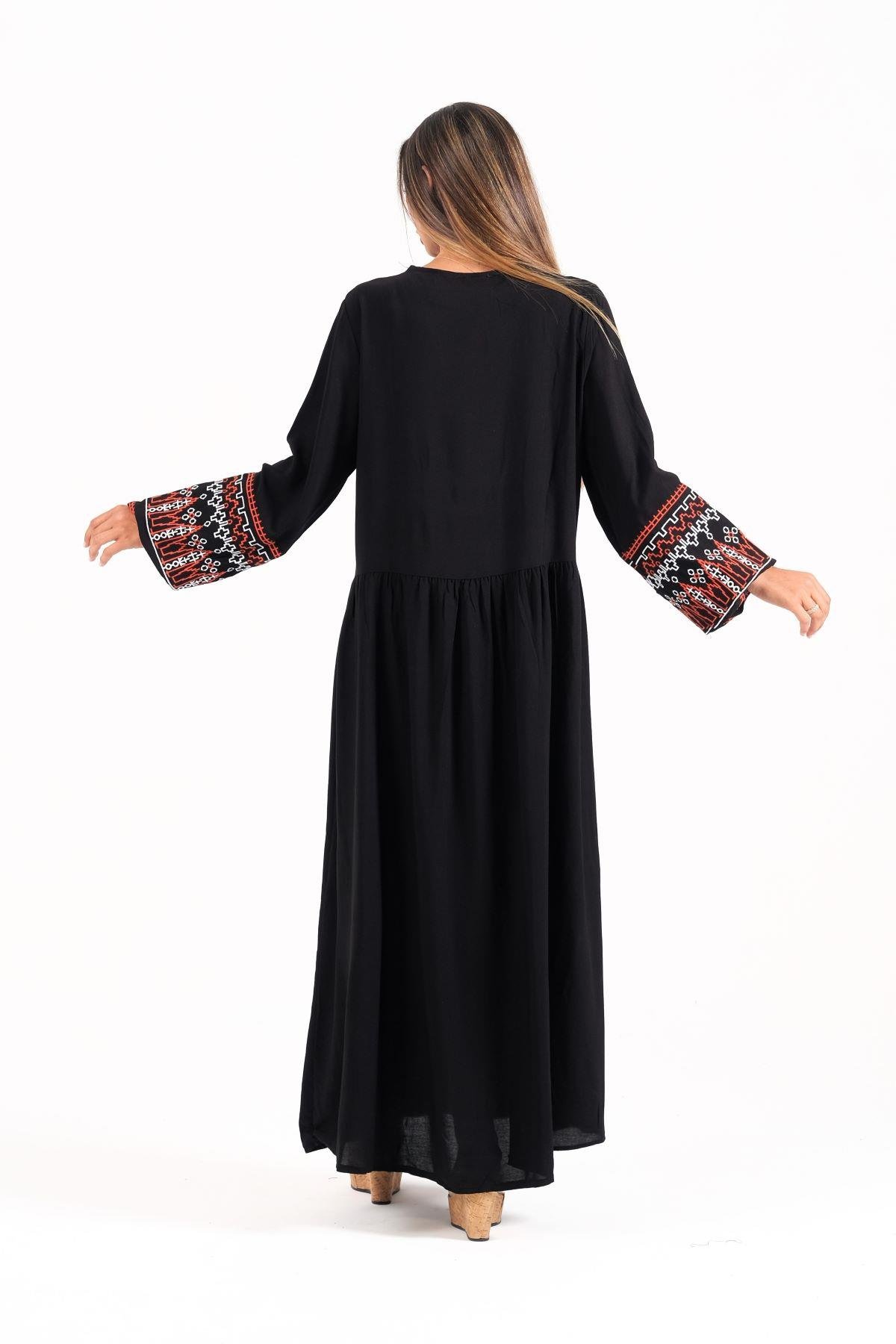 Siyah V Yaka Kolları ve Göğsü Nakışlı Püsküllü Uzun Elbise