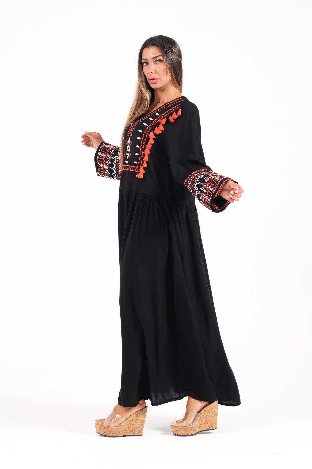 Siyah V Yaka Kolları ve Göğsü Nakışlı Püsküllü Uzun Elbise