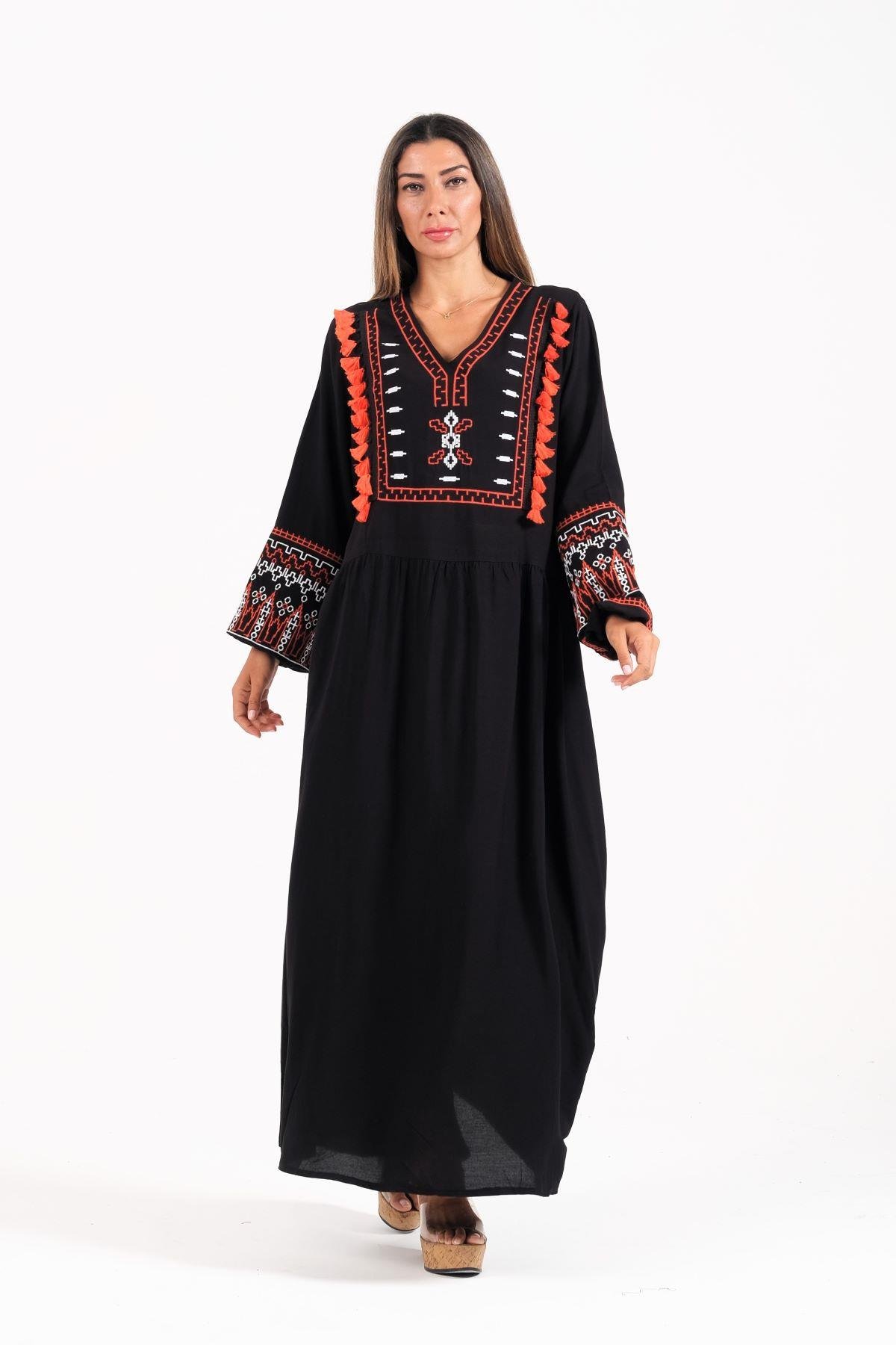Siyah V Yaka Kolları ve Göğsü Nakışlı Püsküllü Uzun Elbise