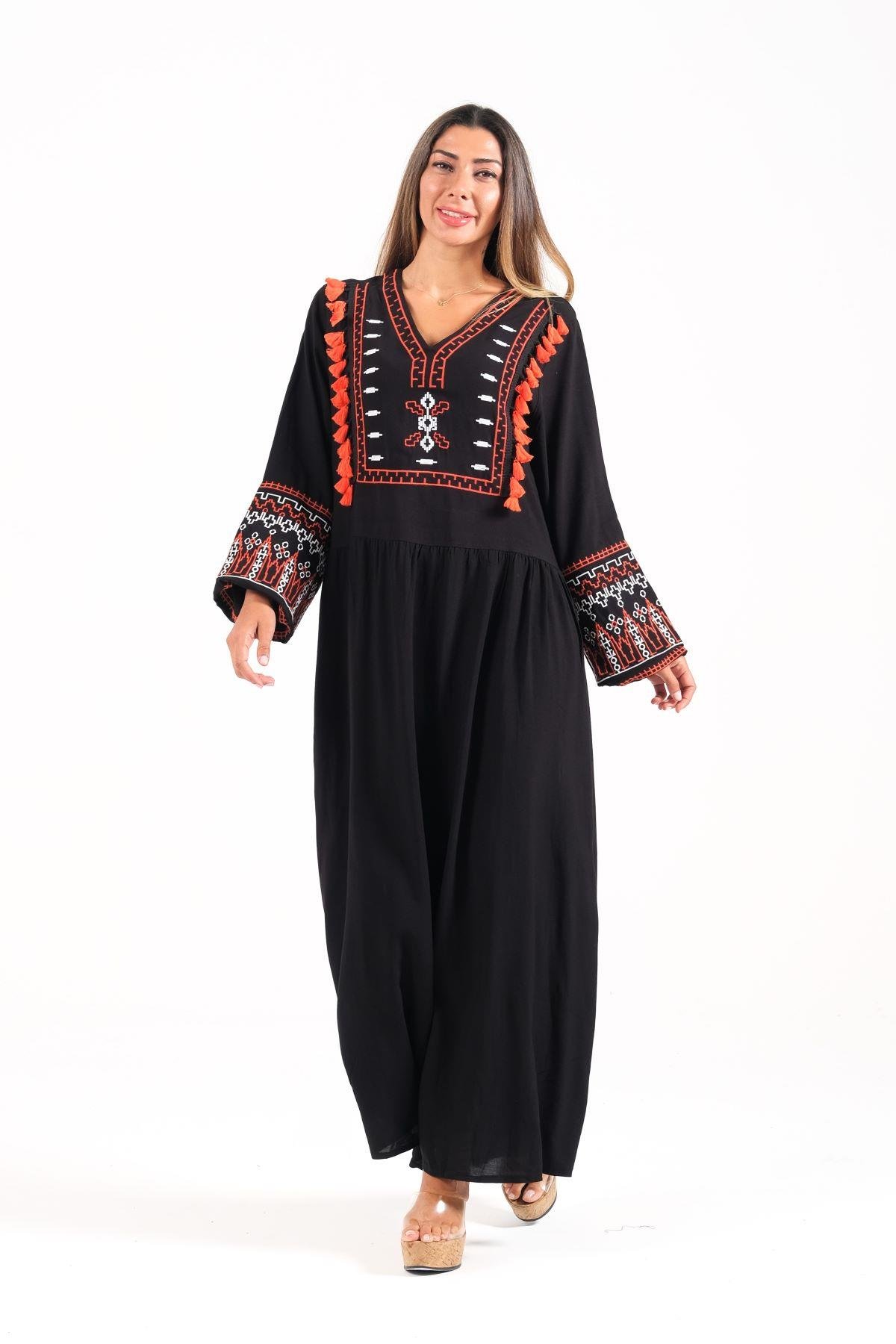 Siyah V Yaka Kolları ve Göğsü Nakışlı Püsküllü Uzun Elbise