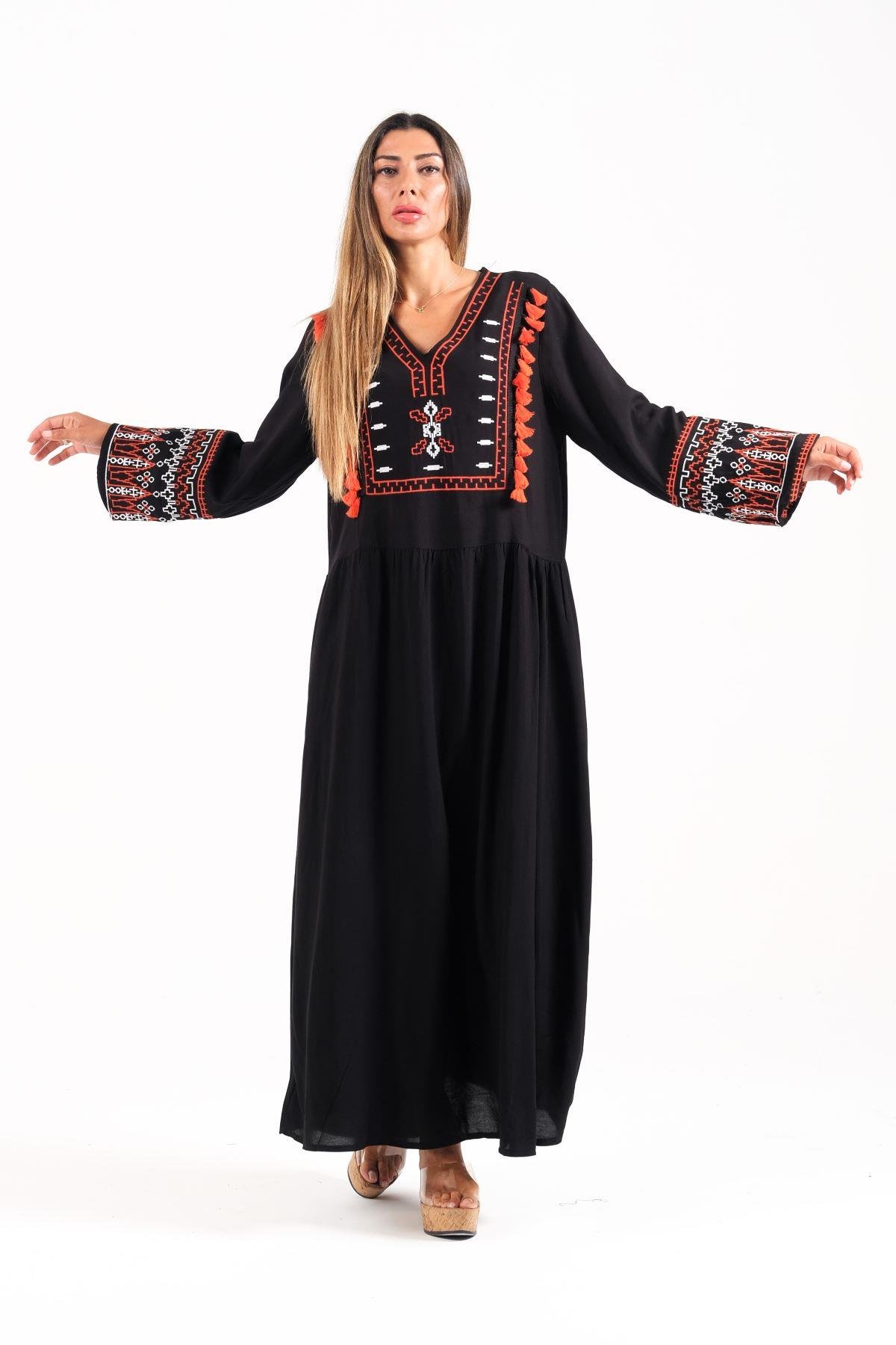 Siyah V Yaka Kolları ve Göğsü Nakışlı Püsküllü Uzun Elbise