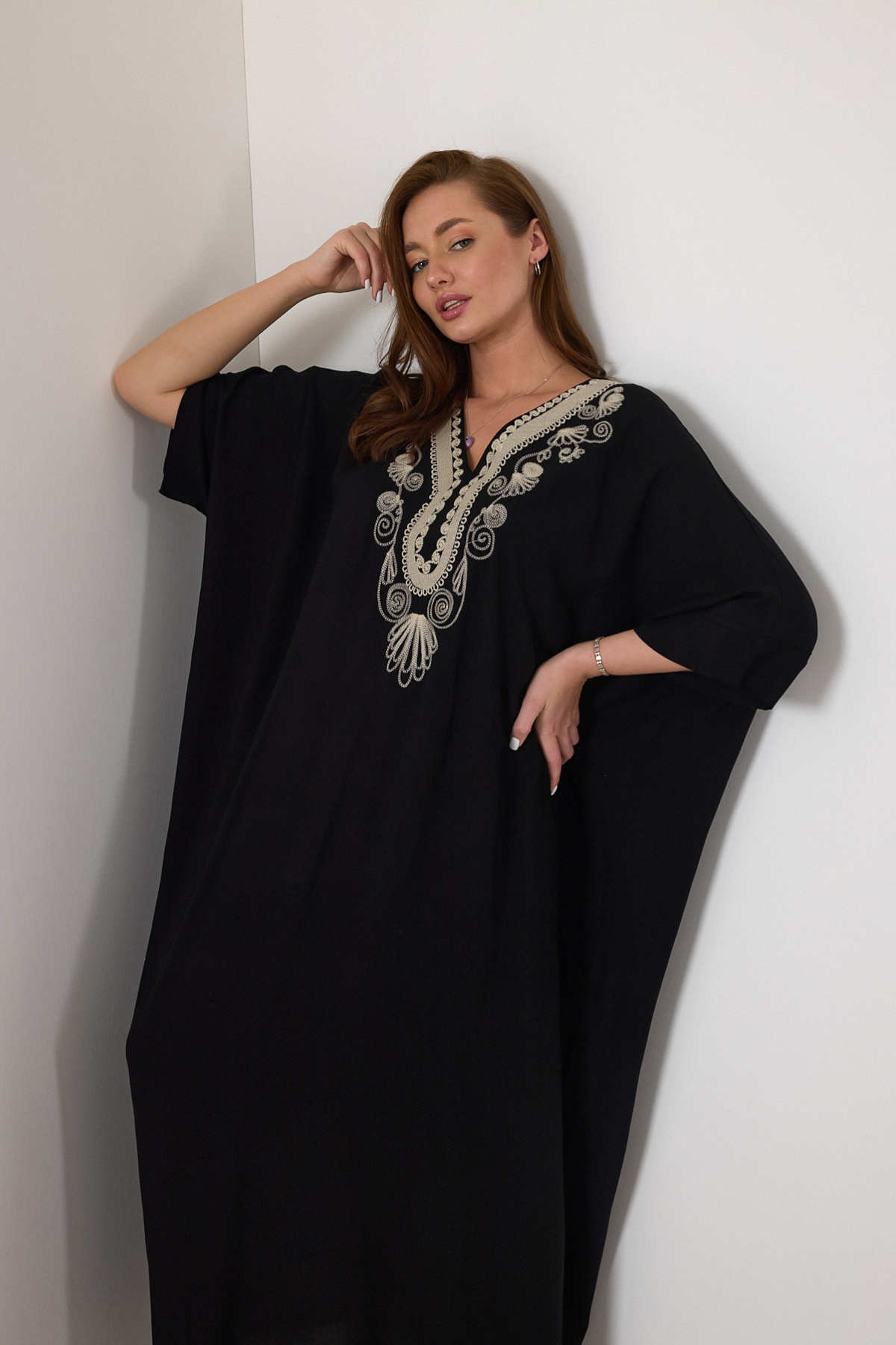 Siyah V Yaka Nakışlı Cepli Oversize Uzun Elbise