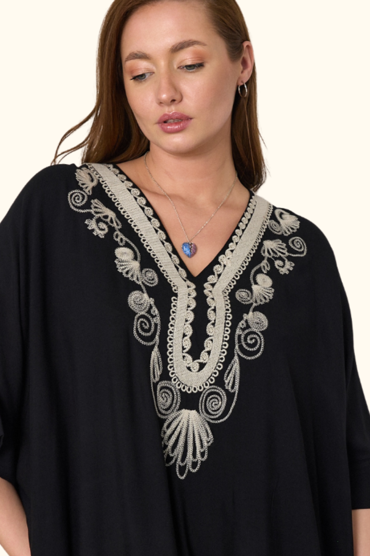 Siyah V Yaka Nakışlı Cepli Oversize Uzun Elbise