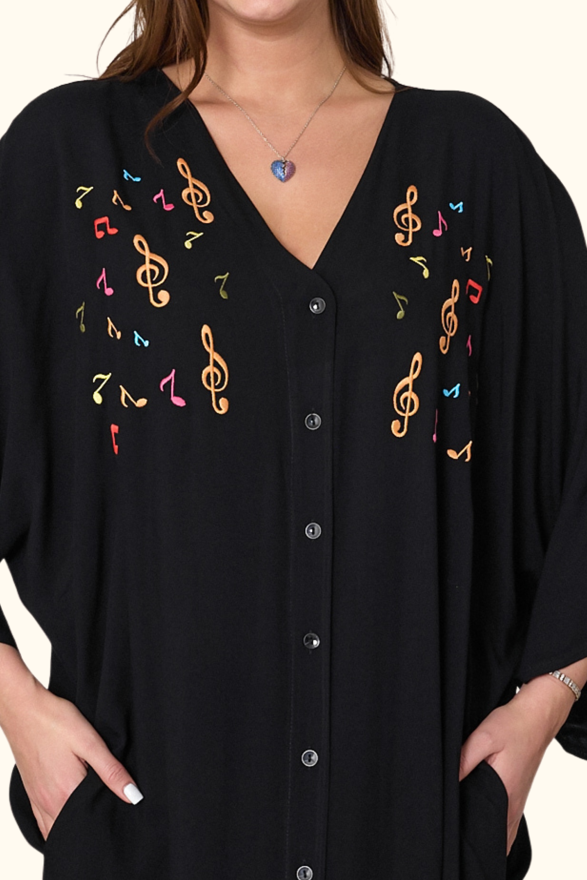 Siyah V Yaka Önü Nota Nakışlı Cepli Oversize Uzun Gömlek Elbise