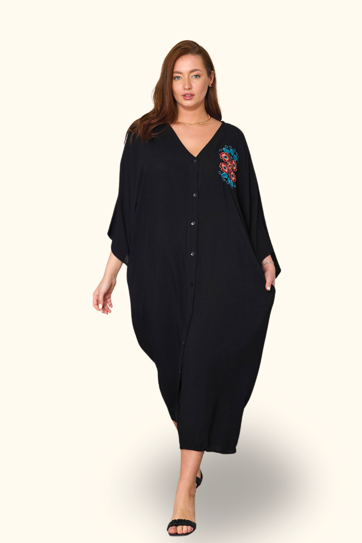 Siyah V Yaka Sırtı ve Göğsü Çiçek Nakışlı Cepli Oversize Uzun Gömlek Elbise