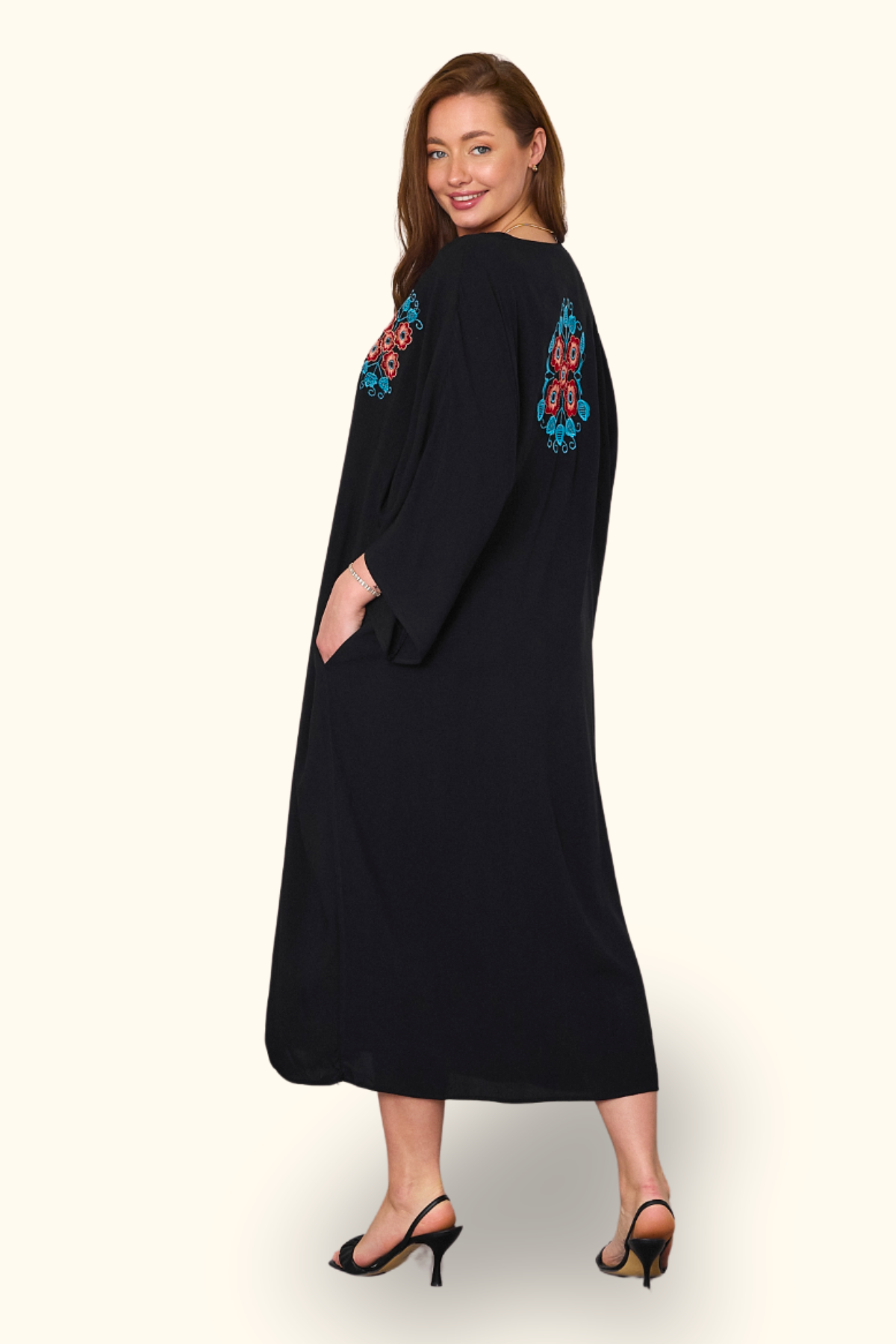 Siyah V Yaka Sırtı ve Göğsü Çiçek Nakışlı Cepli Oversize Uzun Gömlek Elbise