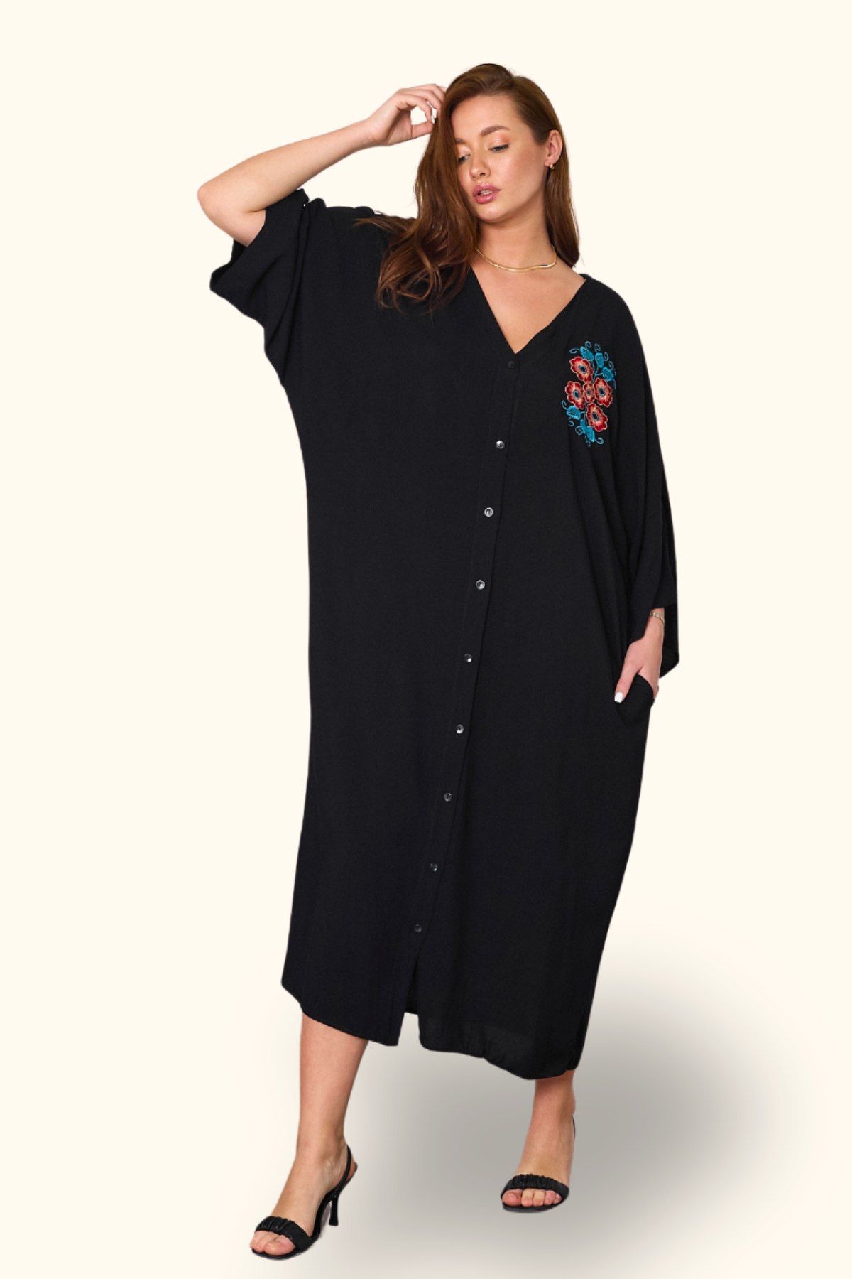 Siyah V Yaka Sırtı ve Göğsü Çiçek Nakışlı Cepli Oversize Uzun Gömlek Elbise