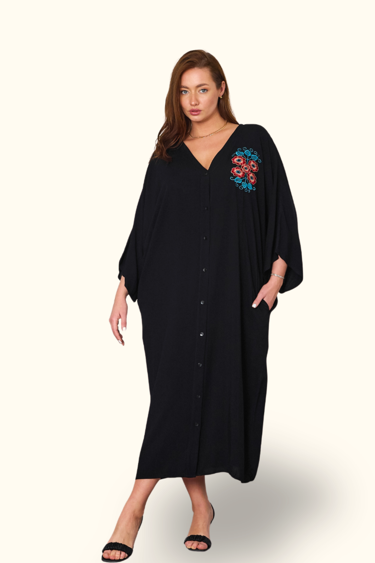 Siyah V Yaka Sırtı ve Göğsü Çiçek Nakışlı Cepli Oversize Uzun Gömlek Elbise
