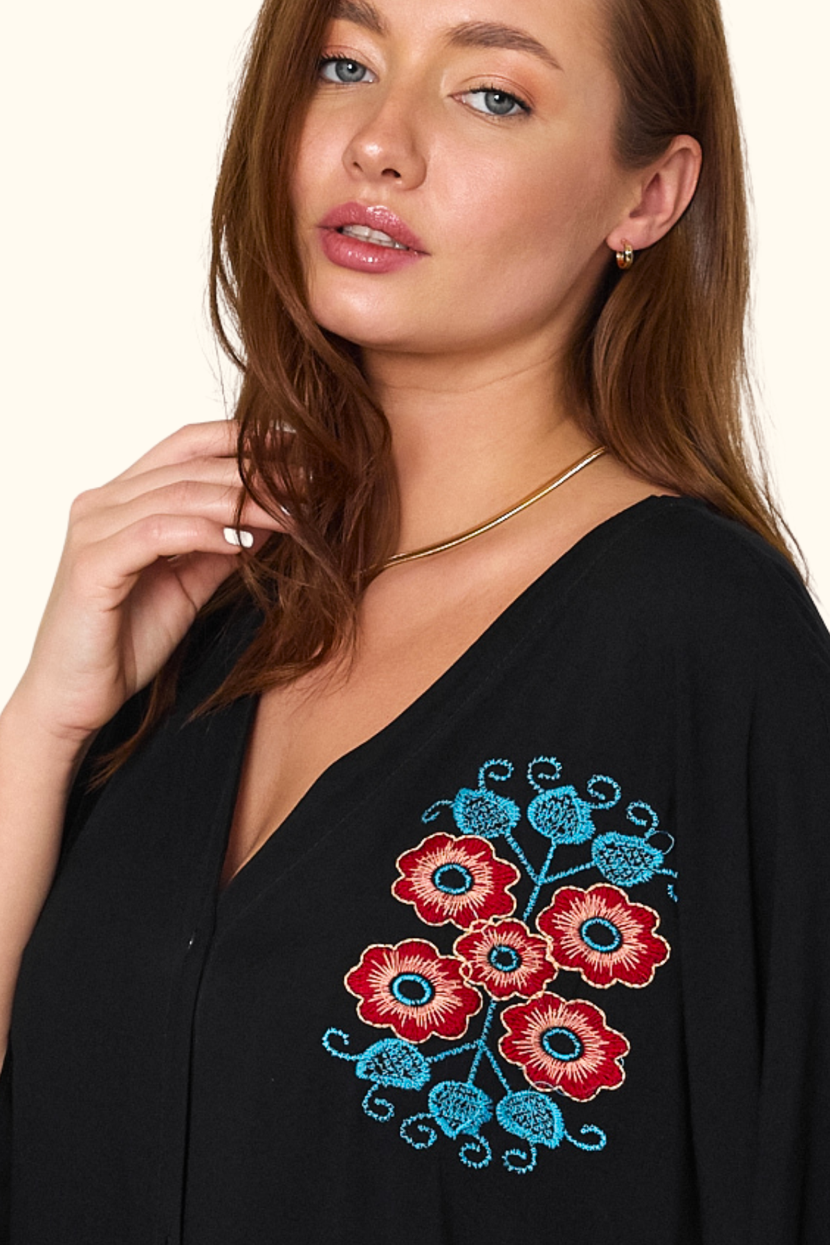 Siyah V Yaka Sırtı ve Göğsü Çiçek Nakışlı Cepli Oversize Uzun Gömlek Elbise