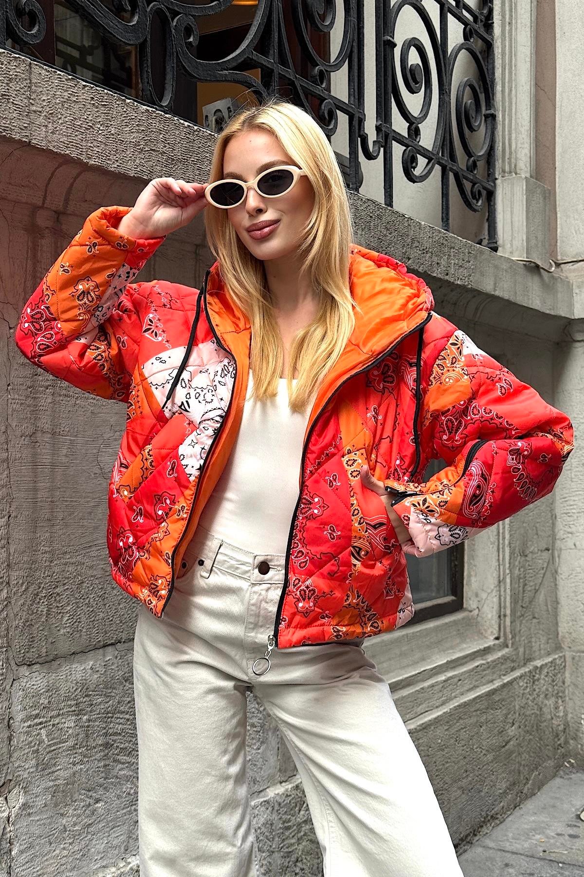 معطف قصير قابل للنفخ برتقالي منقوش بقلنسوة برتقالي بأكمام بسحاب