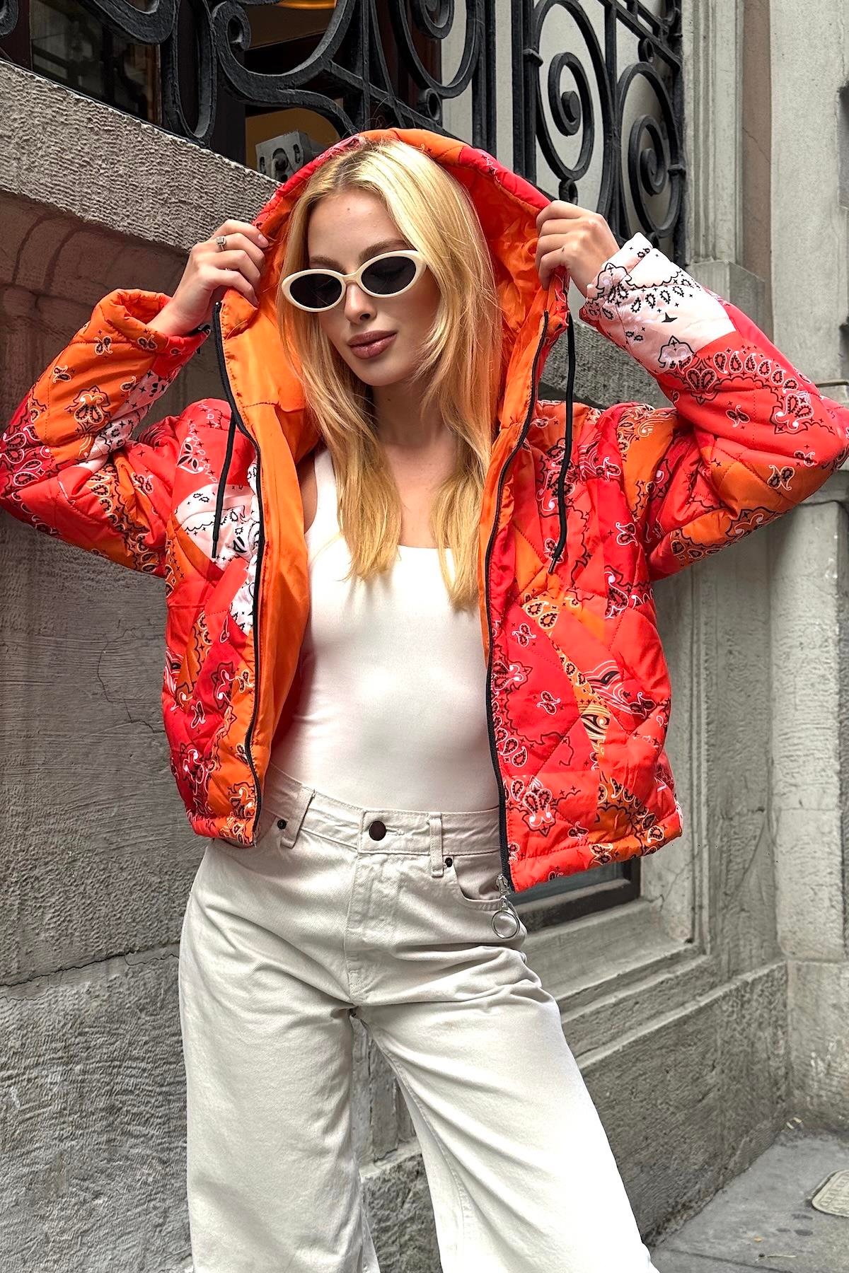 معطف قصير قابل للنفخ برتقالي منقوش بقلنسوة برتقالي بأكمام بسحاب