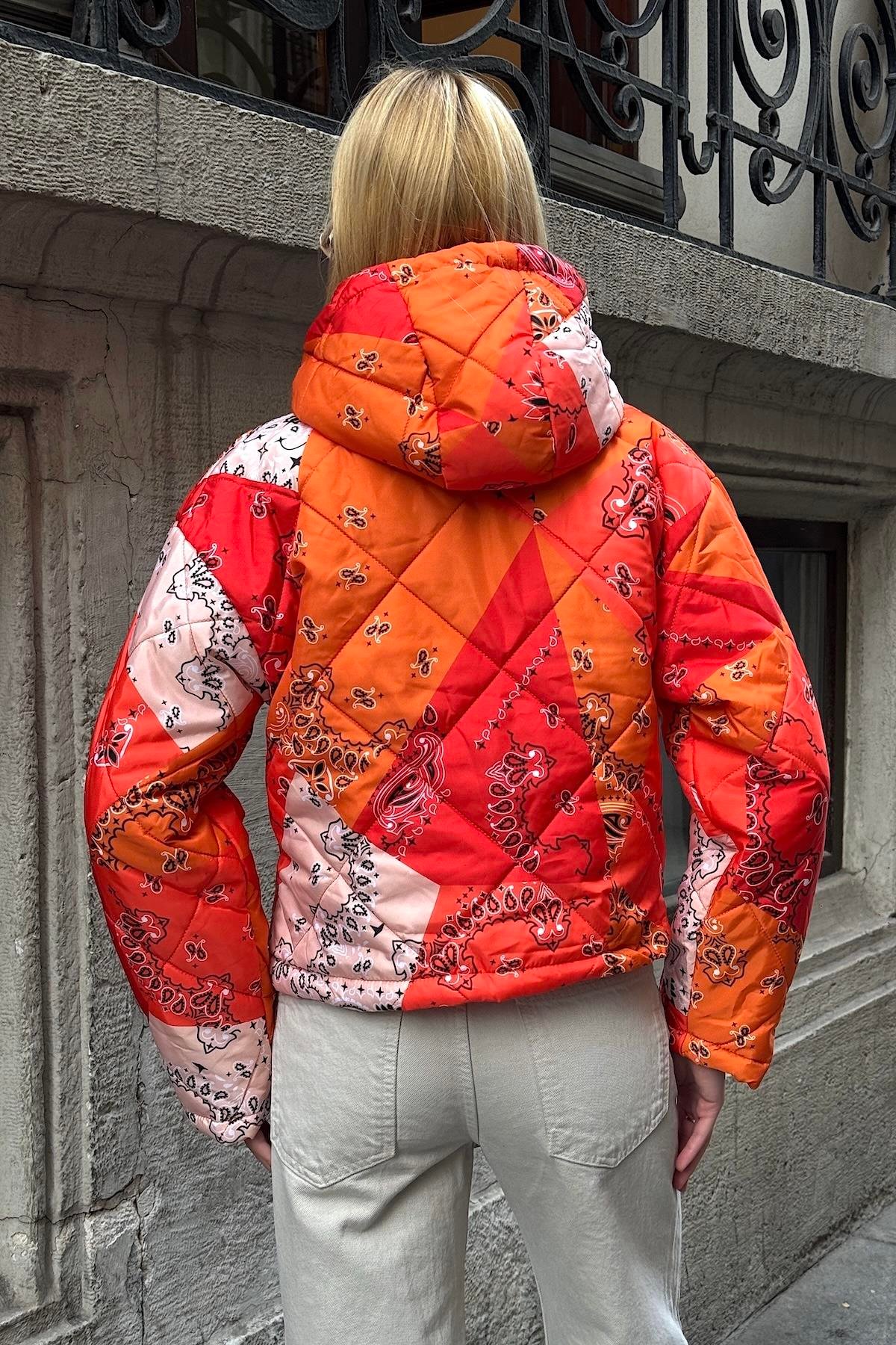 معطف قصير قابل للنفخ برتقالي منقوش بقلنسوة برتقالي بأكمام بسحاب