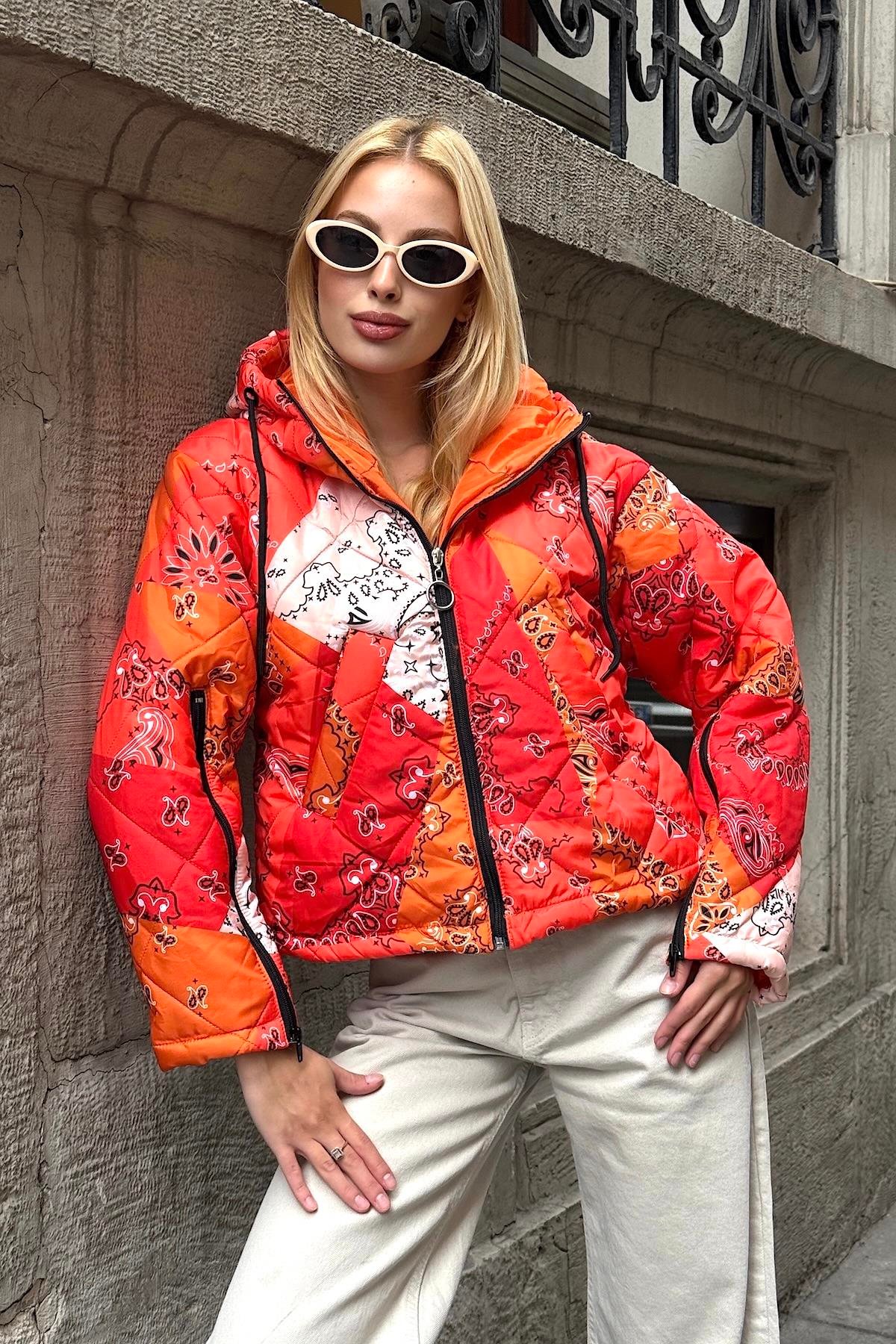 معطف قصير قابل للنفخ برتقالي منقوش بقلنسوة برتقالي بأكمام بسحاب