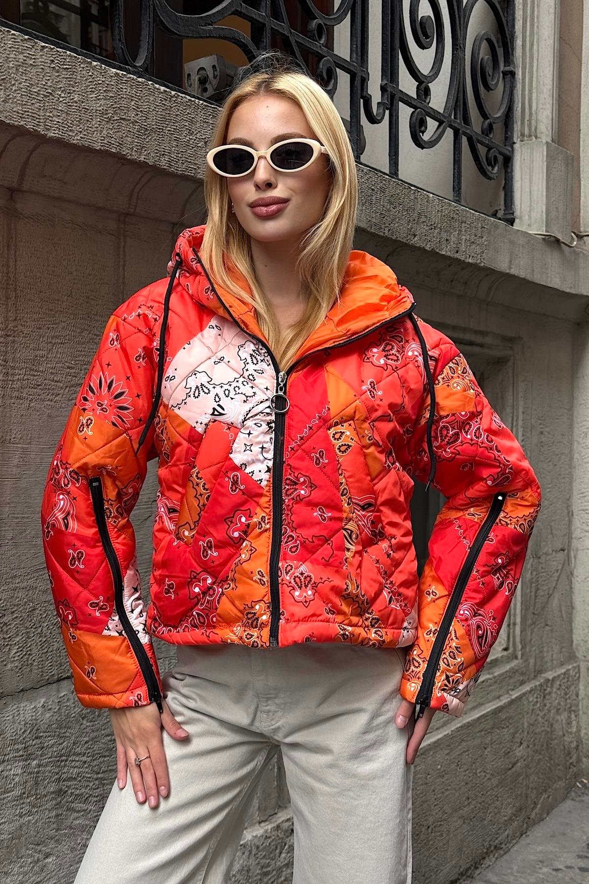 معطف قصير قابل للنفخ برتقالي منقوش بقلنسوة برتقالي بأكمام بسحاب