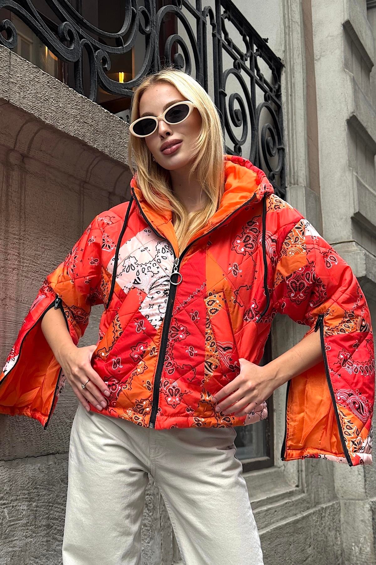 معطف قصير قابل للنفخ برتقالي منقوش بقلنسوة برتقالي بأكمام بسحاب