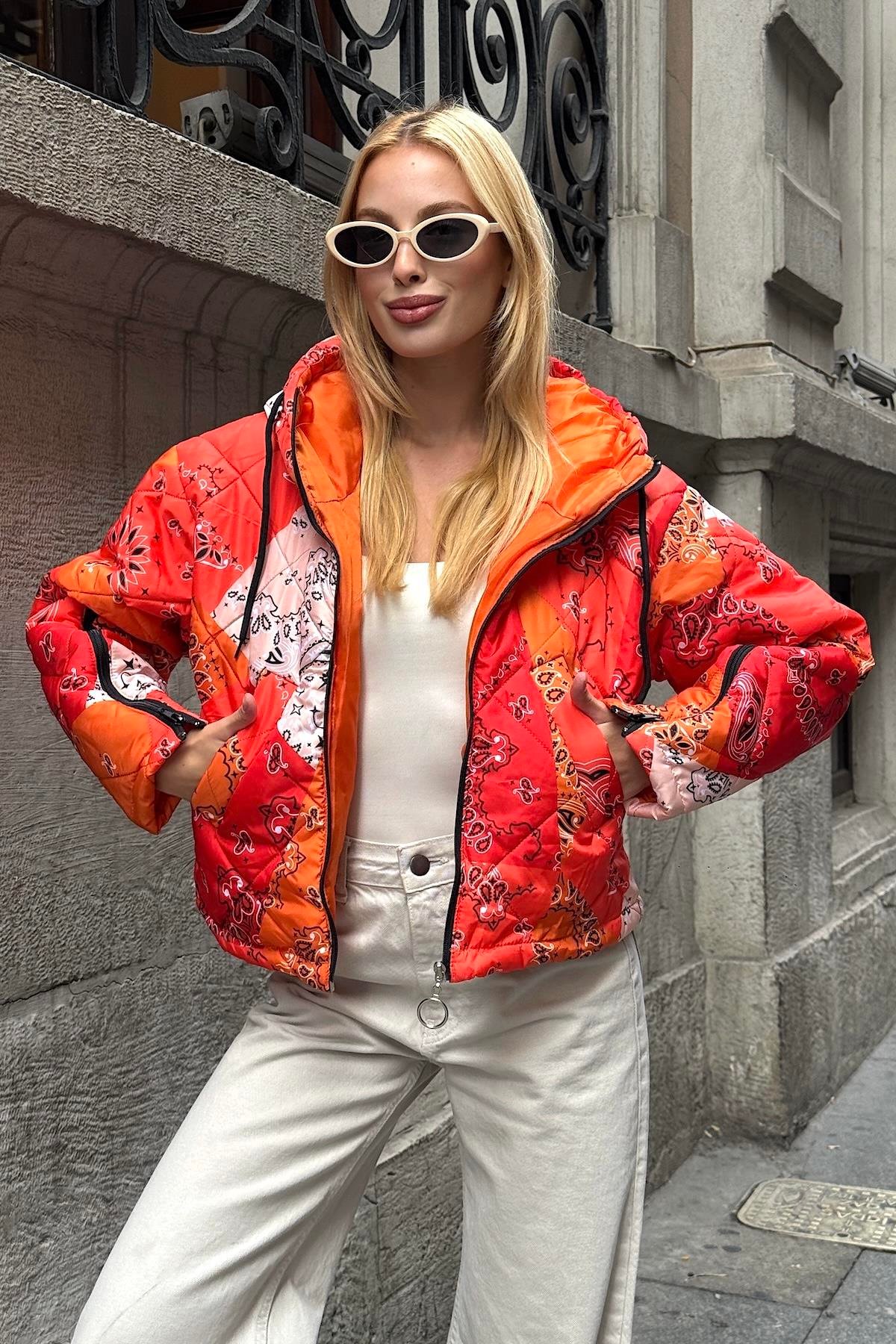 معطف قصير قابل للنفخ برتقالي منقوش بقلنسوة برتقالي بأكمام بسحاب