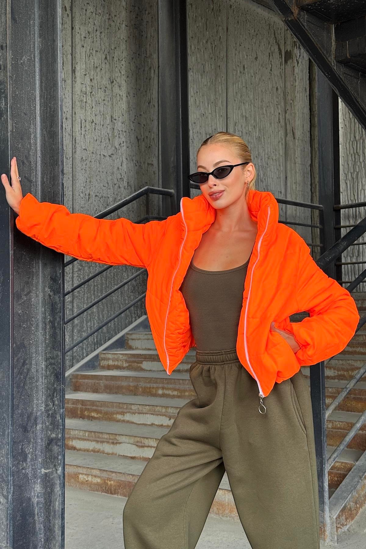 Turuncu Sırtı Taş Baskılı Dik Yaka Kısa Şişme Mont