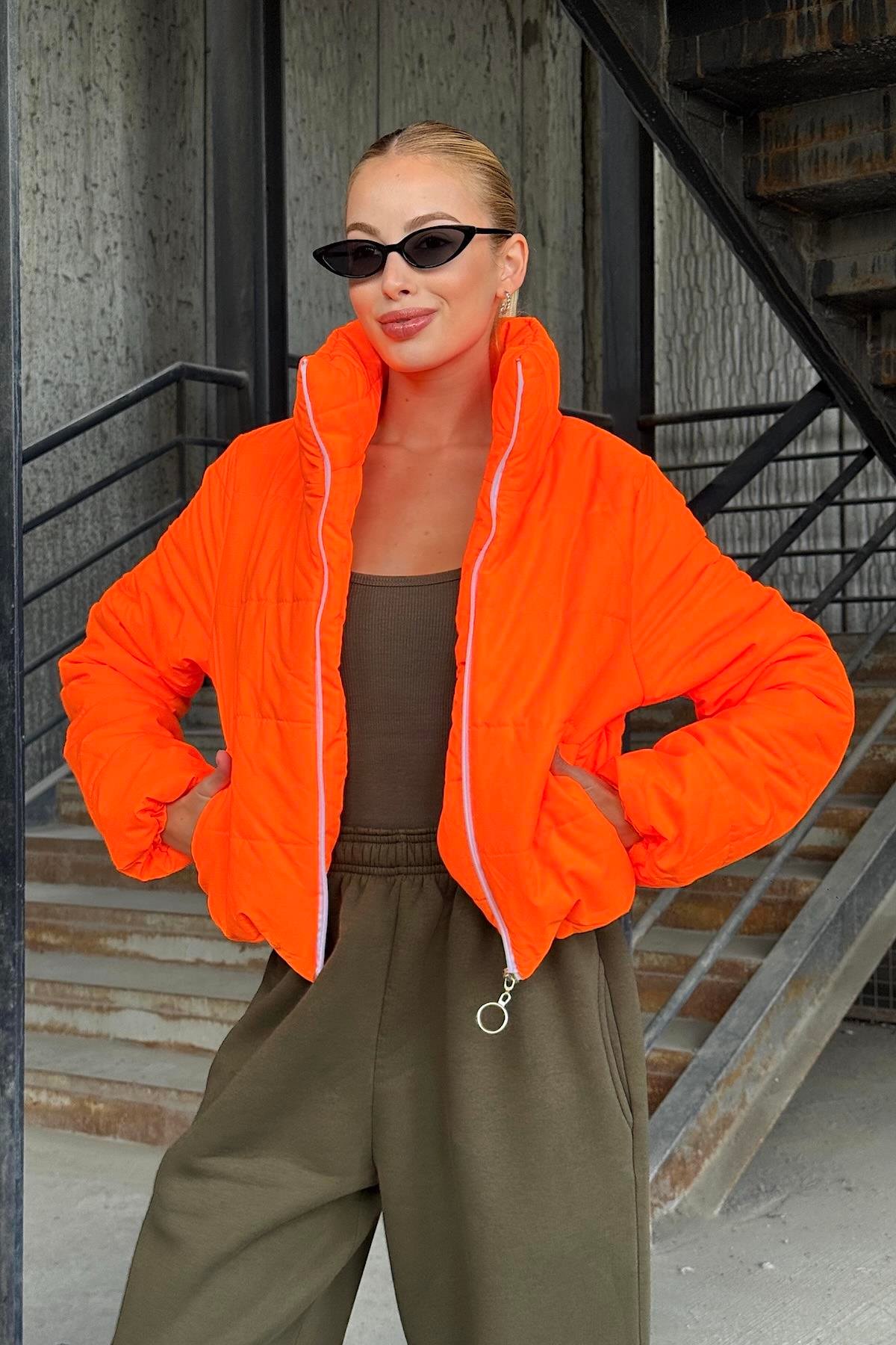 Turuncu Sırtı Taş Baskılı Dik Yaka Kısa Şişme Mont