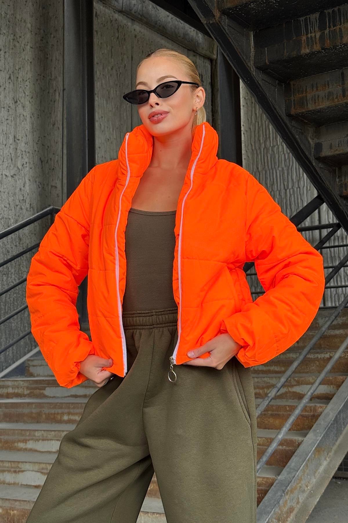 Turuncu Sırtı Taş Baskılı Dik Yaka Kısa Şişme Mont