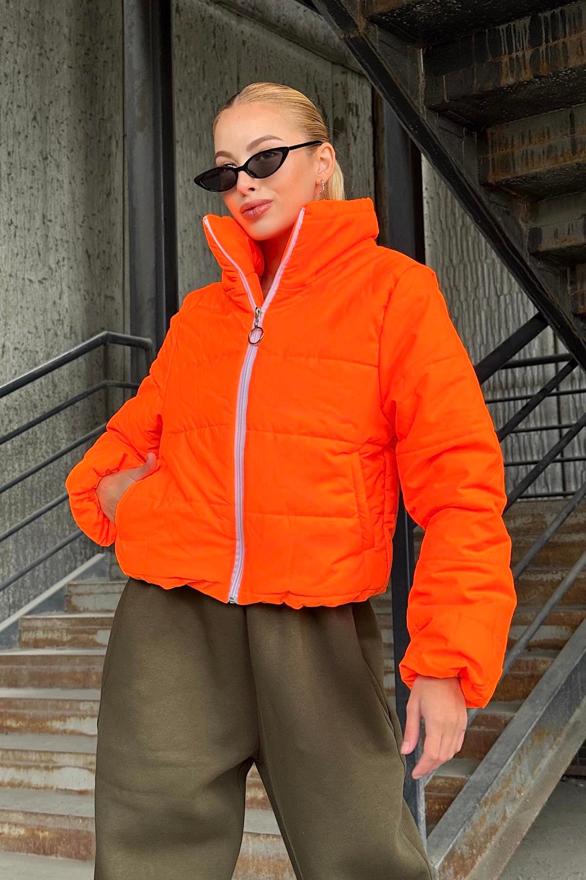 Turuncu Sırtı Taş Baskılı Dik Yaka Kısa Şişme Mont