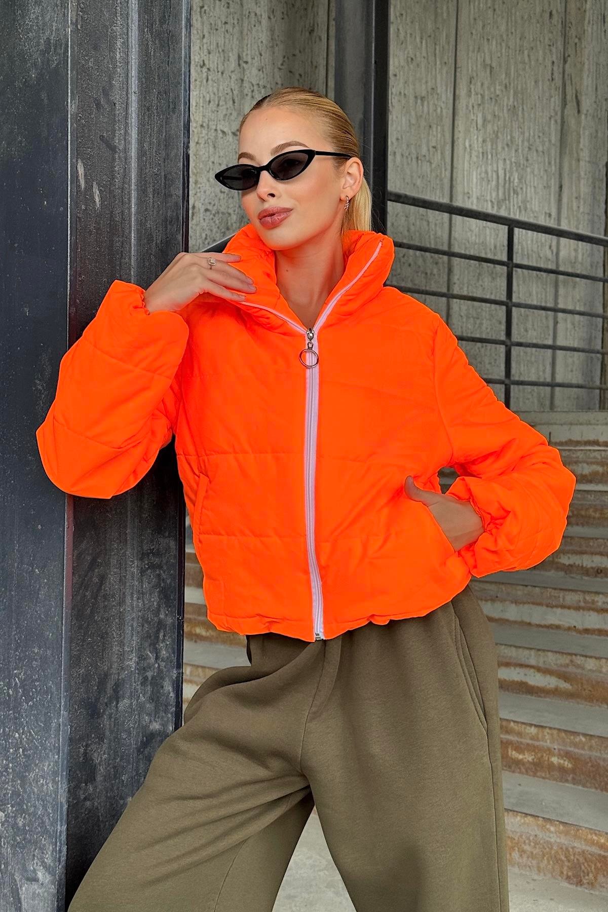 Turuncu Sırtı Taş Baskılı Dik Yaka Kısa Şişme Mont