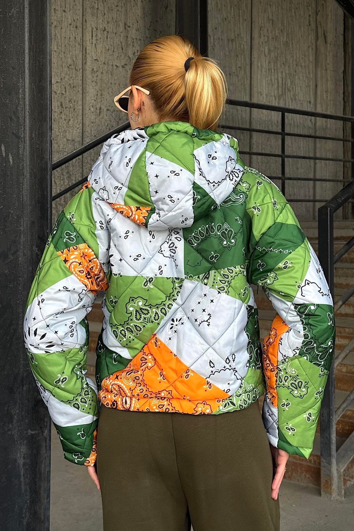 معطف أخضر منقوش بغطاء رأس قصير قابل للنفخ بقلنسوة وأكمام بسحاب