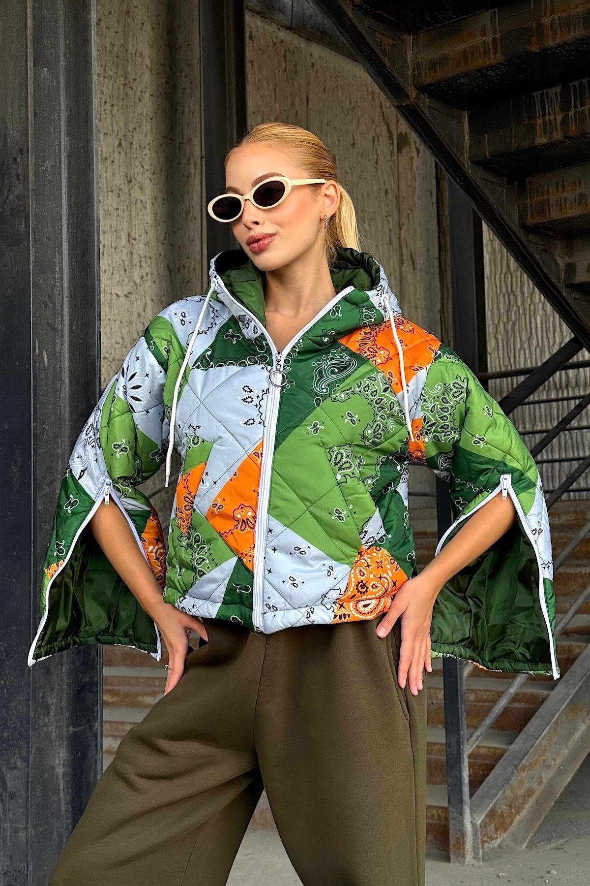 معطف أخضر منقوش بغطاء رأس قصير قابل للنفخ بقلنسوة وأكمام بسحاب