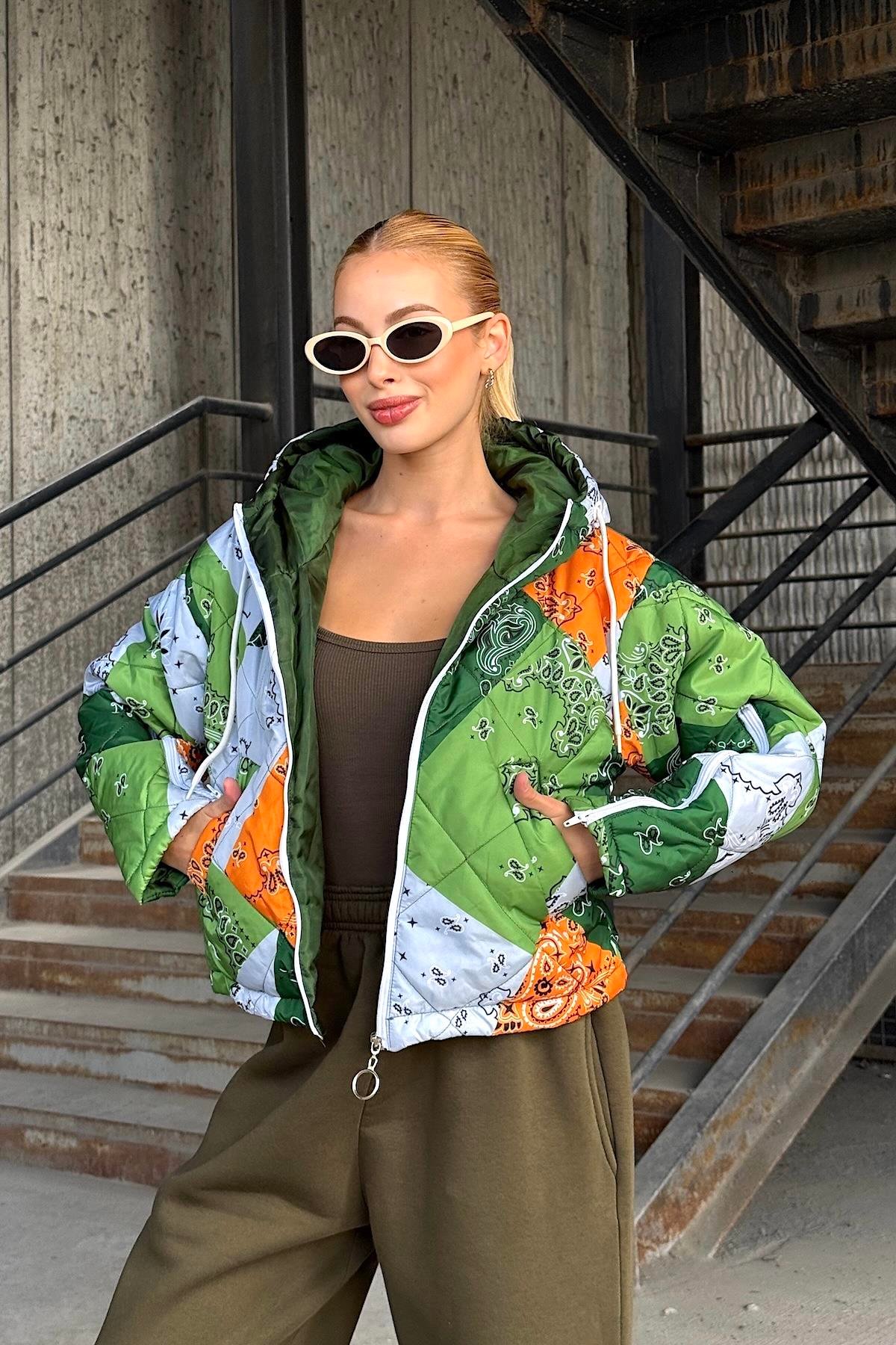 معطف أخضر منقوش بغطاء رأس قصير قابل للنفخ بقلنسوة وأكمام بسحاب