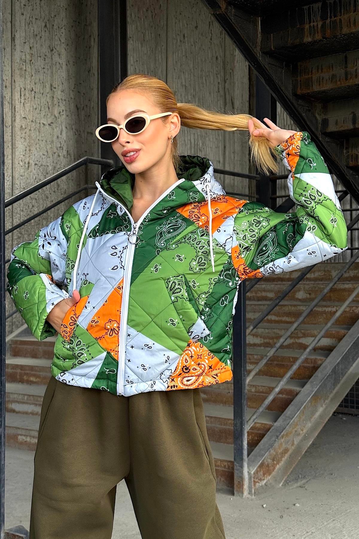 معطف أخضر منقوش بغطاء رأس قصير قابل للنفخ بقلنسوة وأكمام بسحاب