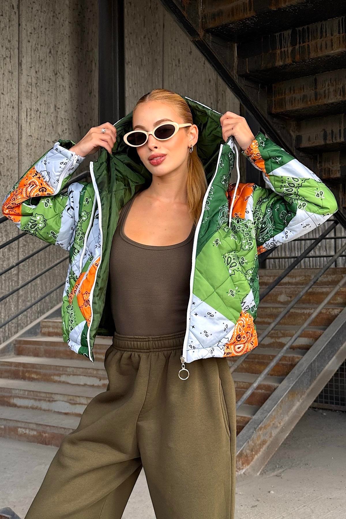 معطف أخضر منقوش بغطاء رأس قصير قابل للنفخ بقلنسوة وأكمام بسحاب