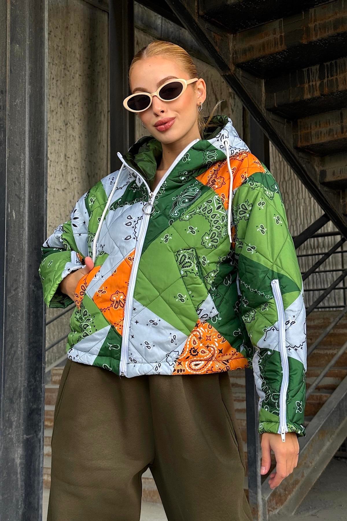 معطف أخضر منقوش بغطاء رأس قصير قابل للنفخ بقلنسوة وأكمام بسحاب