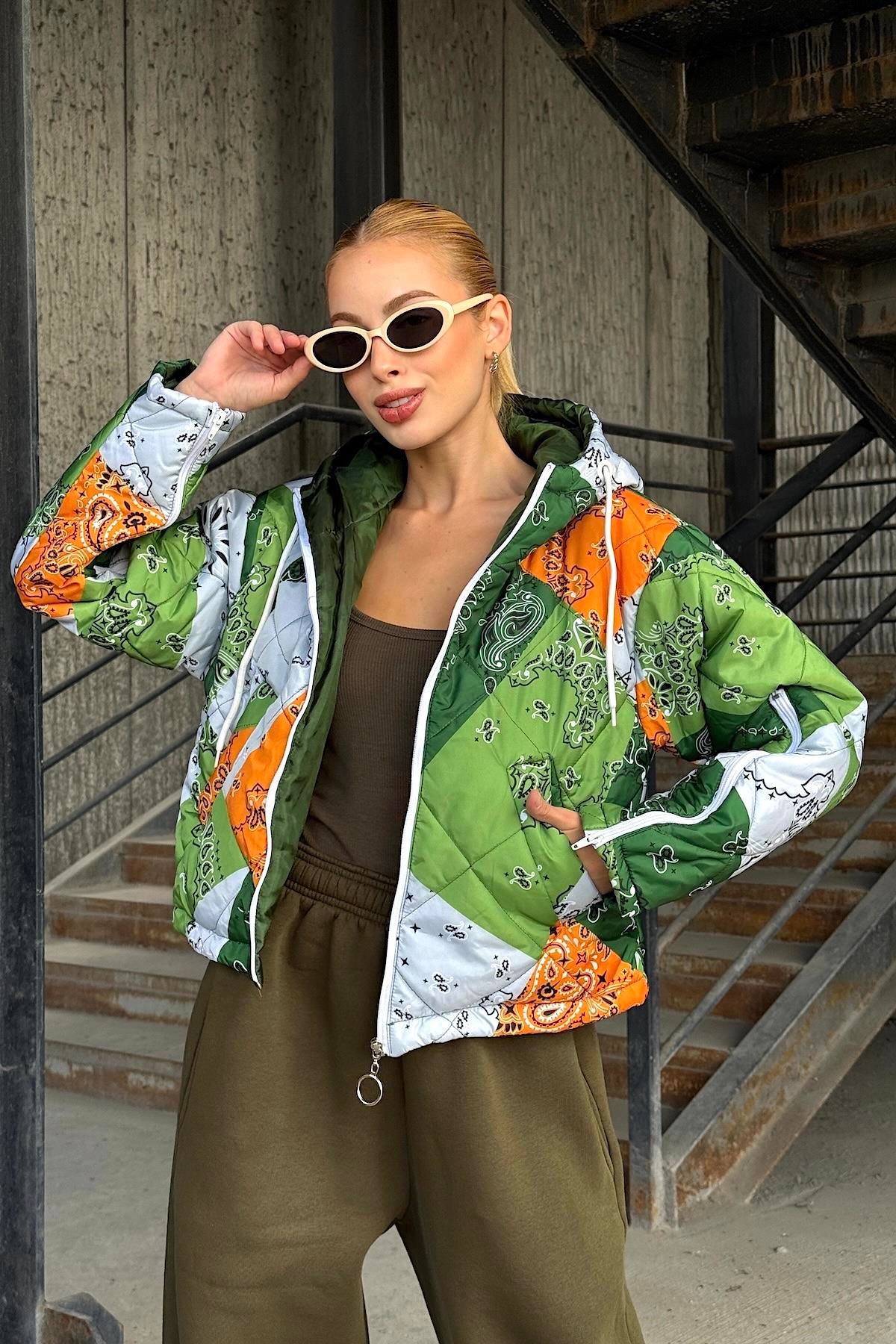 معطف أخضر منقوش بغطاء رأس قصير قابل للنفخ بقلنسوة وأكمام بسحاب