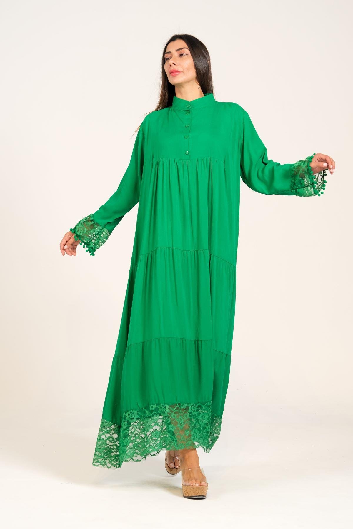 Yeşil Kolları ve Eteği Dantelli Önü Düğmeli Eteği Kat Kat Uzun Elbise