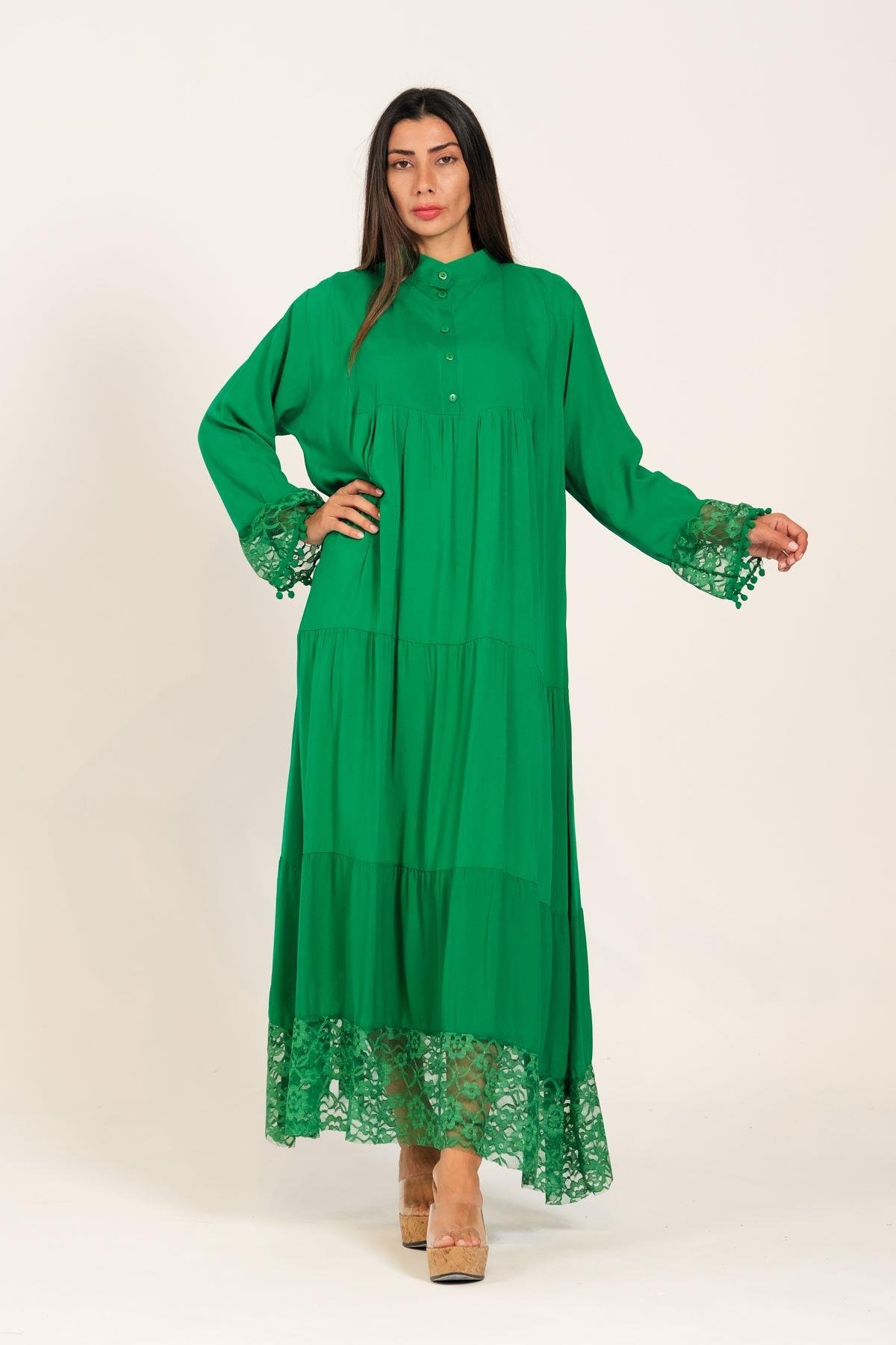 Yeşil Kolları ve Eteği Dantelli Önü Düğmeli Eteği Kat Kat Uzun Elbise