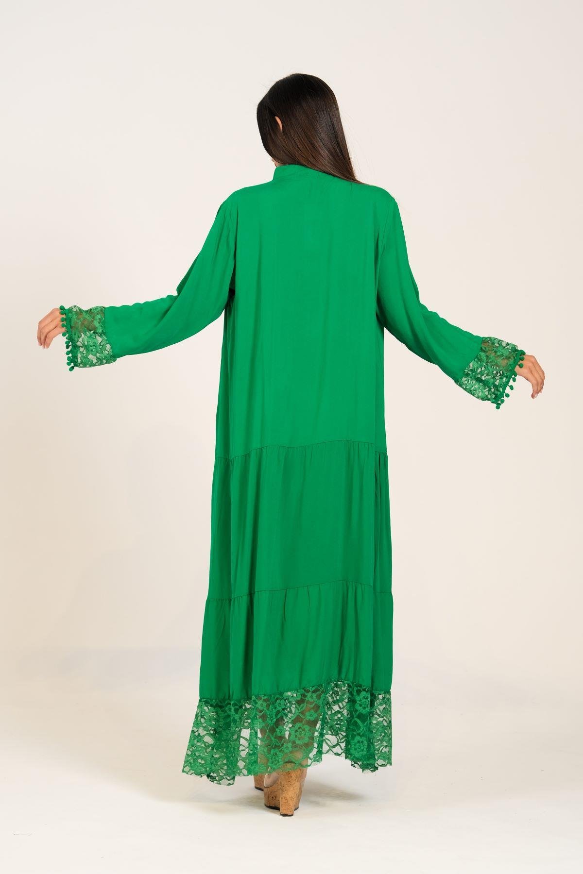 Yeşil Kolları ve Eteği Dantelli Önü Düğmeli Eteği Kat Kat Uzun Elbise
